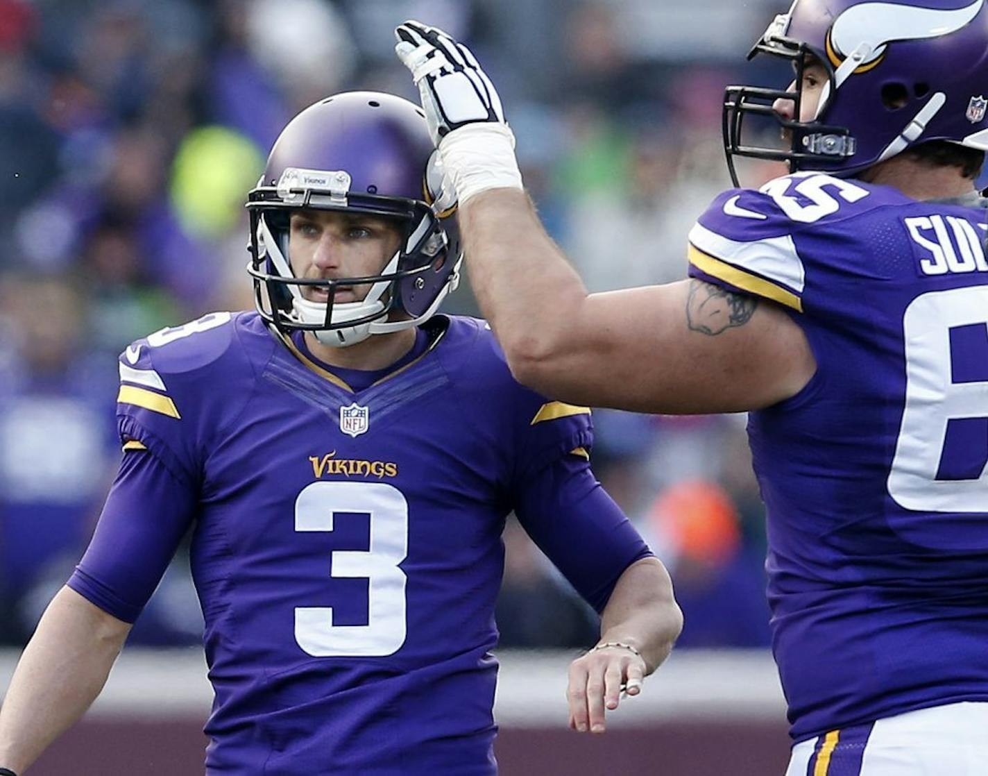 Vikings kicker Blair Walsh (3) was congratulated by John Sullivan after kicking a field goal in the fourth quarter.