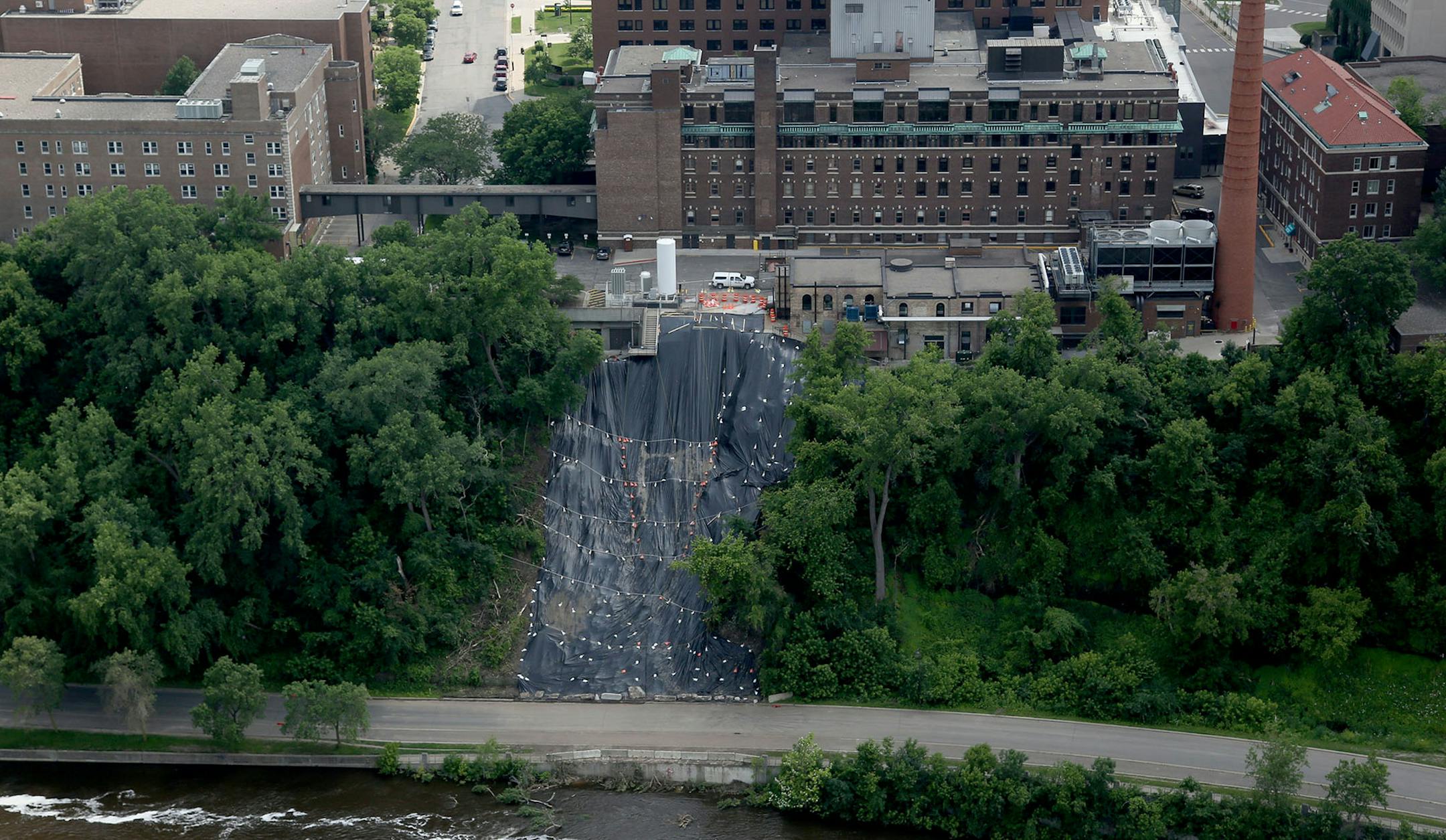 The mudslide along the West River Parkway. ] (KYNDELL HARKNESS/STAR TRIBUNE) kyndell.harkness@startribune.com in Minneapolis Min. Friday, June 27, 2014. ORG XMIT: MIN1406272253155215