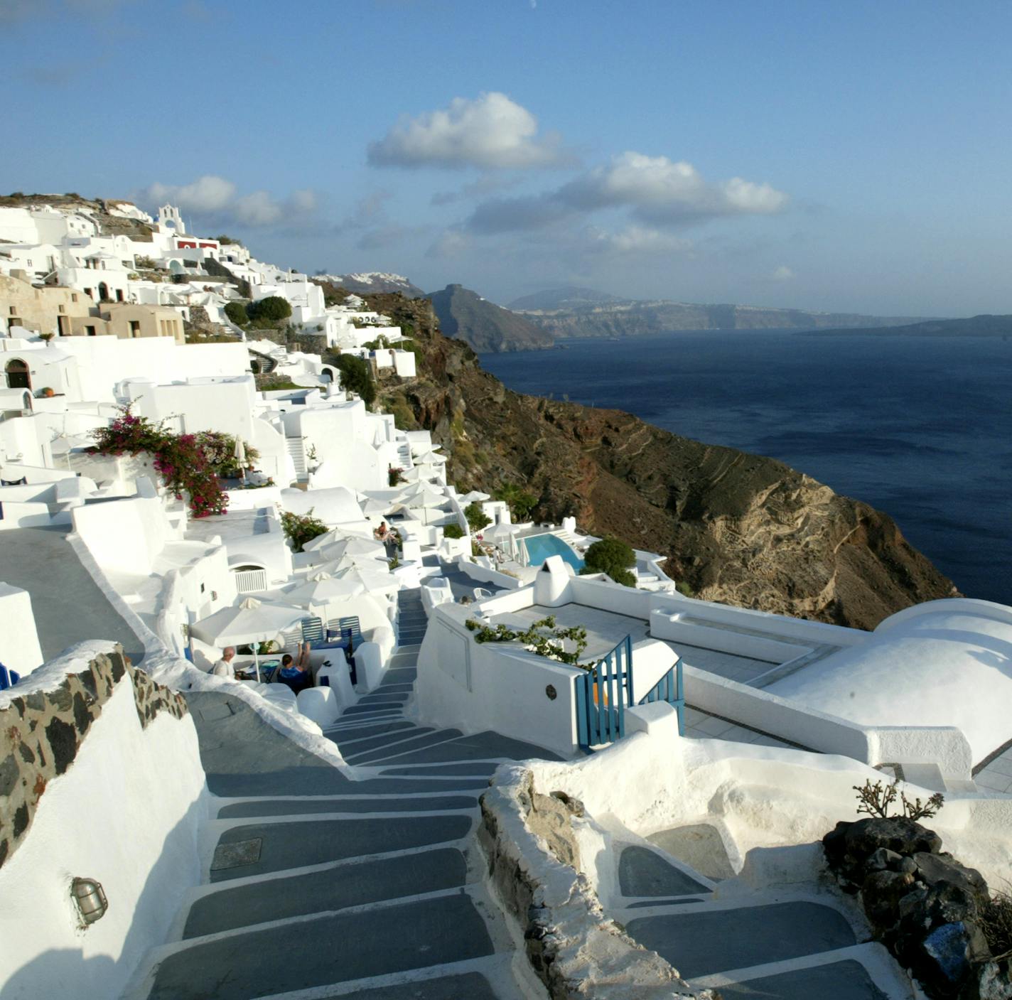 A couple take pictures in the village of Oia, on the cliffs of the island of Santorini, Greece, on Sept. 21, 2007. The troubled economy in Greece makes it a bargain destination for American tourists right now. (Yannis Kolesidis/The New York Times) ORG XMIT: XNYT36