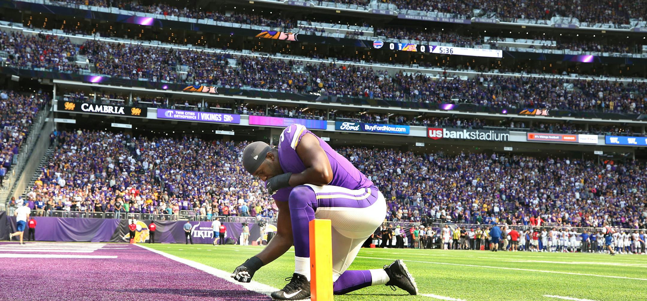 Minnesota Vikings defensive end Stephen Weatherly (91) prayed in he endzone at US Bank Stadium Sunday September 23, 2018 in Minneapolis, MN. ] JERRY HOLT ï jerry.holt@startribune.com