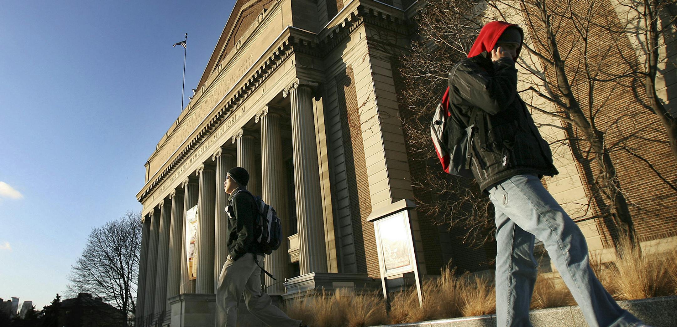 JERRY HOLT &#x2022;jgholt@startribune.com 12/4/2006--------Students walked pass Northrop Auditorium Monday on the University of Minnesota campus. ORG XMIT: MIN2012091114124214