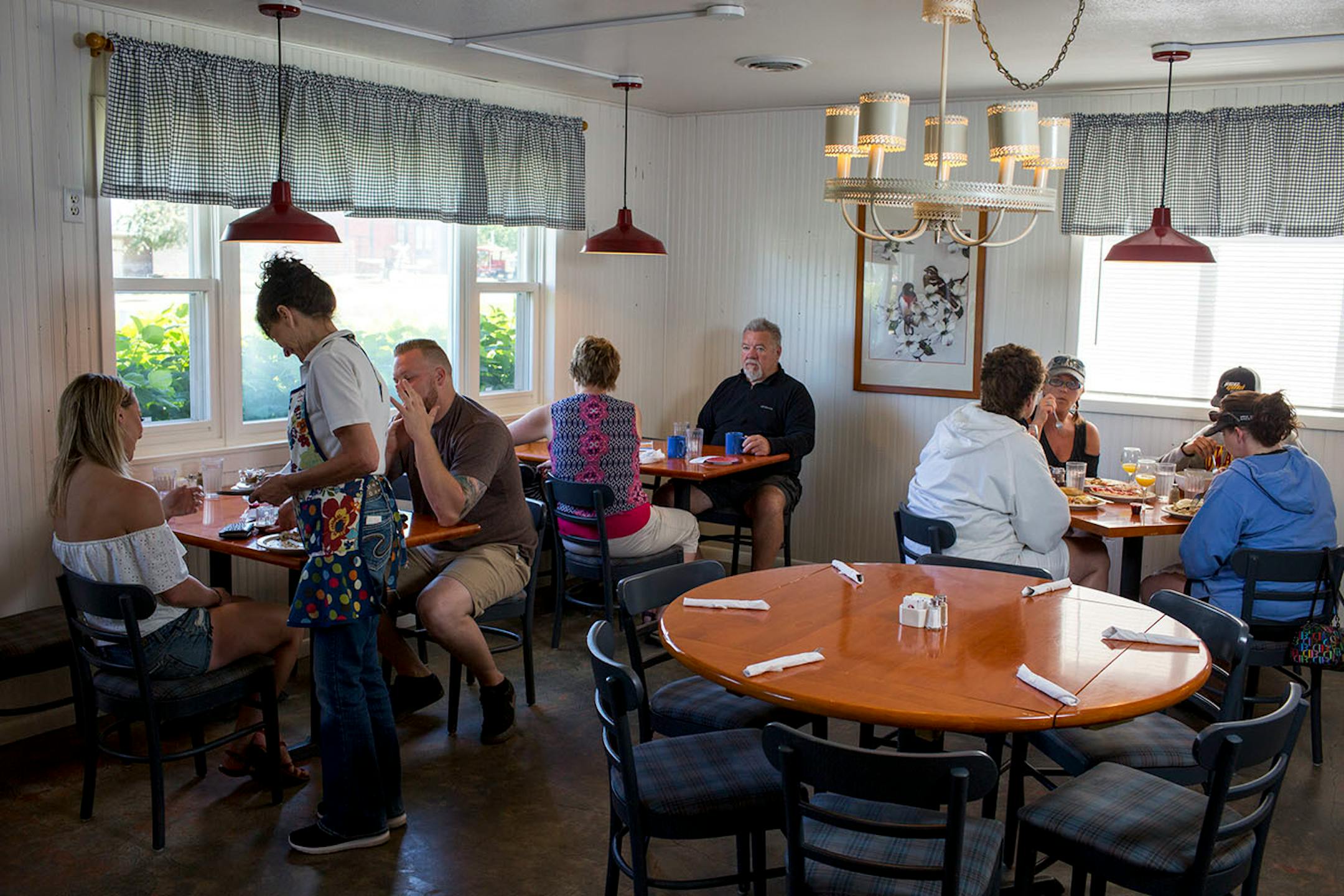 Customers sit for breakfast at Homemade Cafe in Pepin. ] COURTNEY PEDROZA • courtney.pedroza@startribune.com June 22-24, 2017; Wisconsin restaurants, cafes, bars, bakeries and breweries; Dining along the Mississippi River.