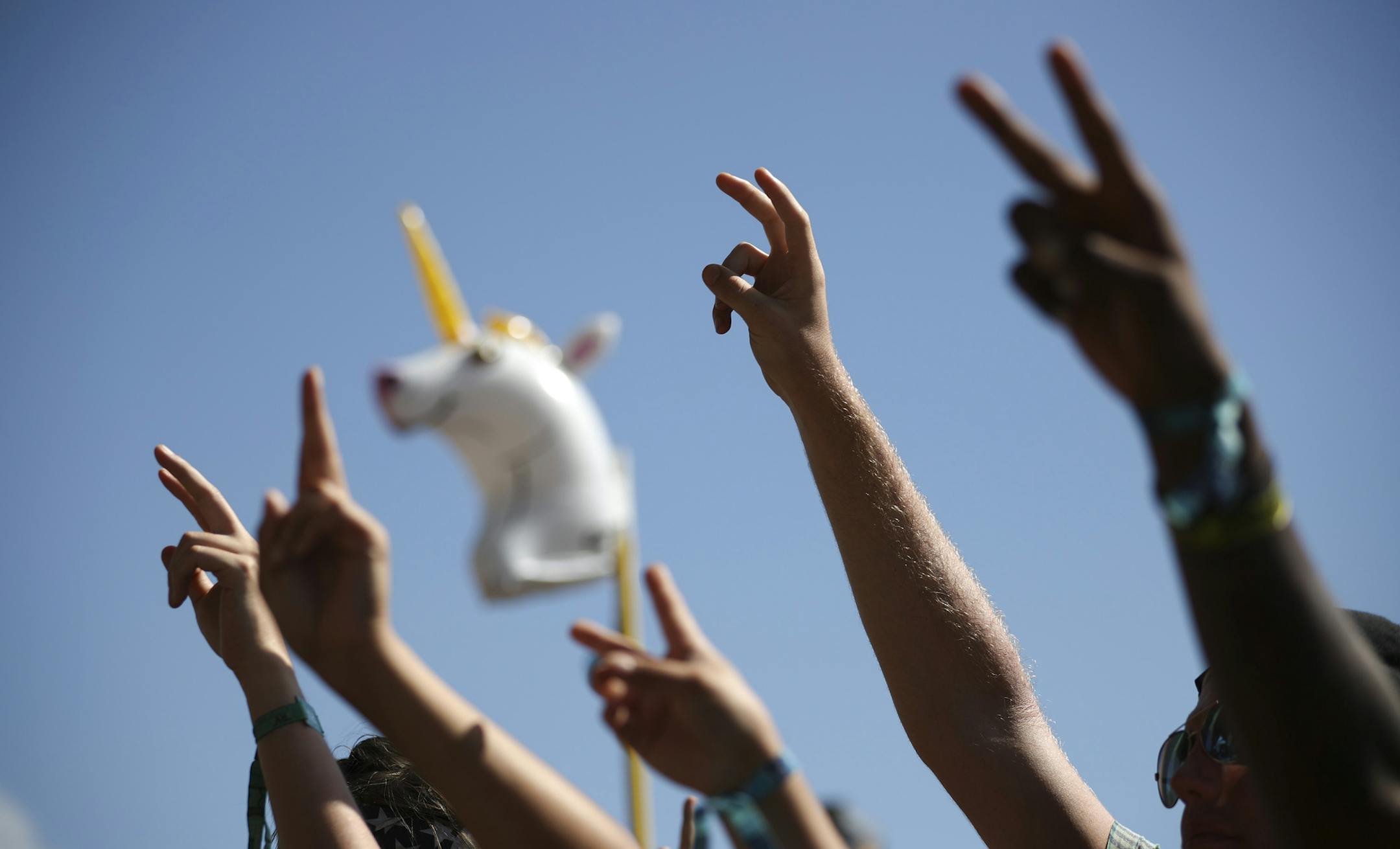 The crowd responded to Mod Sun with a show of peace signs during his set on the Main Stage on Sunday afternoon at Summer Set.