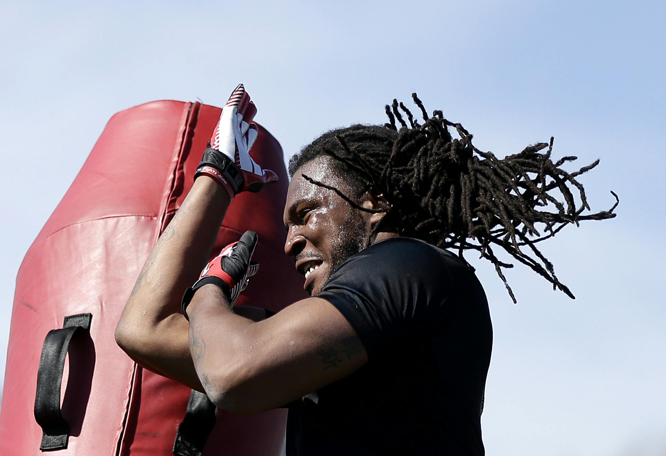 Georgia linebacker Jarvis Jones works out for NFL football scouts during Georgia pro day, Thursday, March 21, 2013, in Athens, Ga. (AP Photo/David Goldman)
