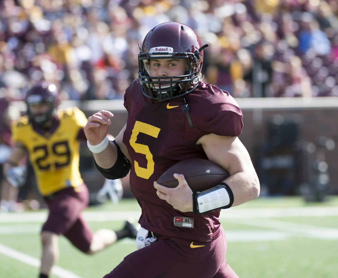 University of Minnesota quarterback Chris Streveler (5) looks over his shoulder for defenders while rushing the ball for a touchdown during the second half of Saturday's scrimmage. ] (Aaron Lavinsky | StarTribune) aaron.lavinsky@startribune.com The University of Minnesota football team participates in its annual spring game on Saturday, April 11, 2015 at TCF Bank Stadium in Minneapolis. ORG XMIT: MIN1504111742420485