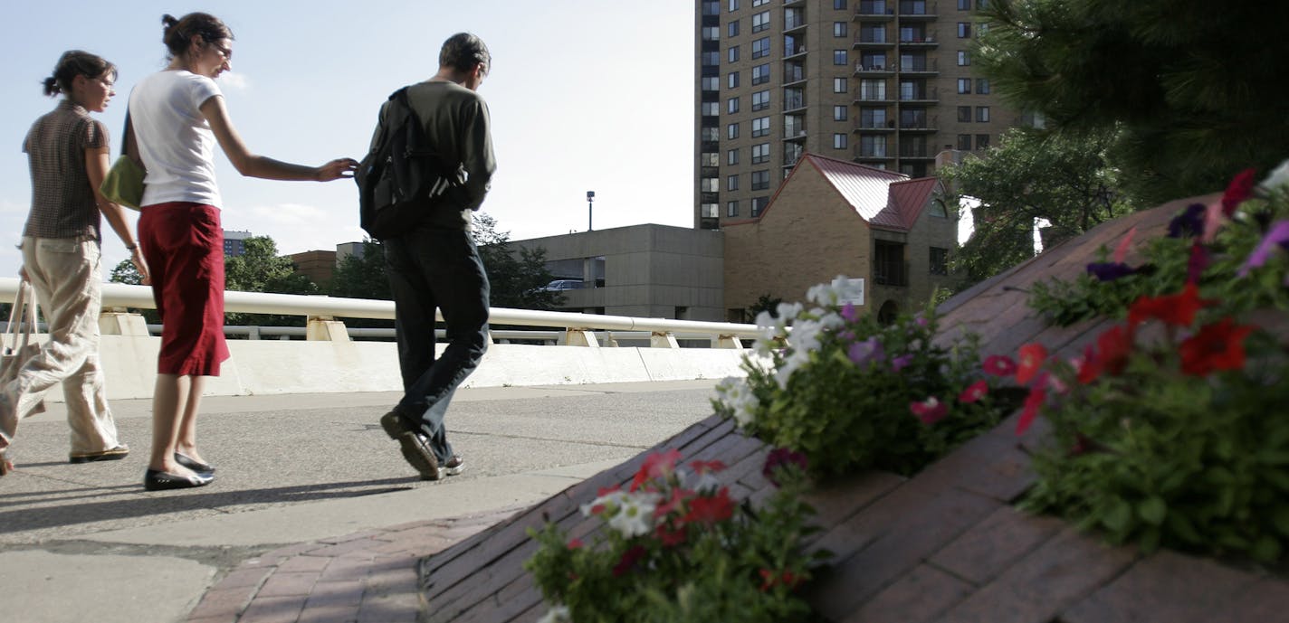 Kyndell Harkness/Star Tribune Pedestrians walk by the planted petunias on the Loring Greenway. ORG XMIT: MIN2016090213214328