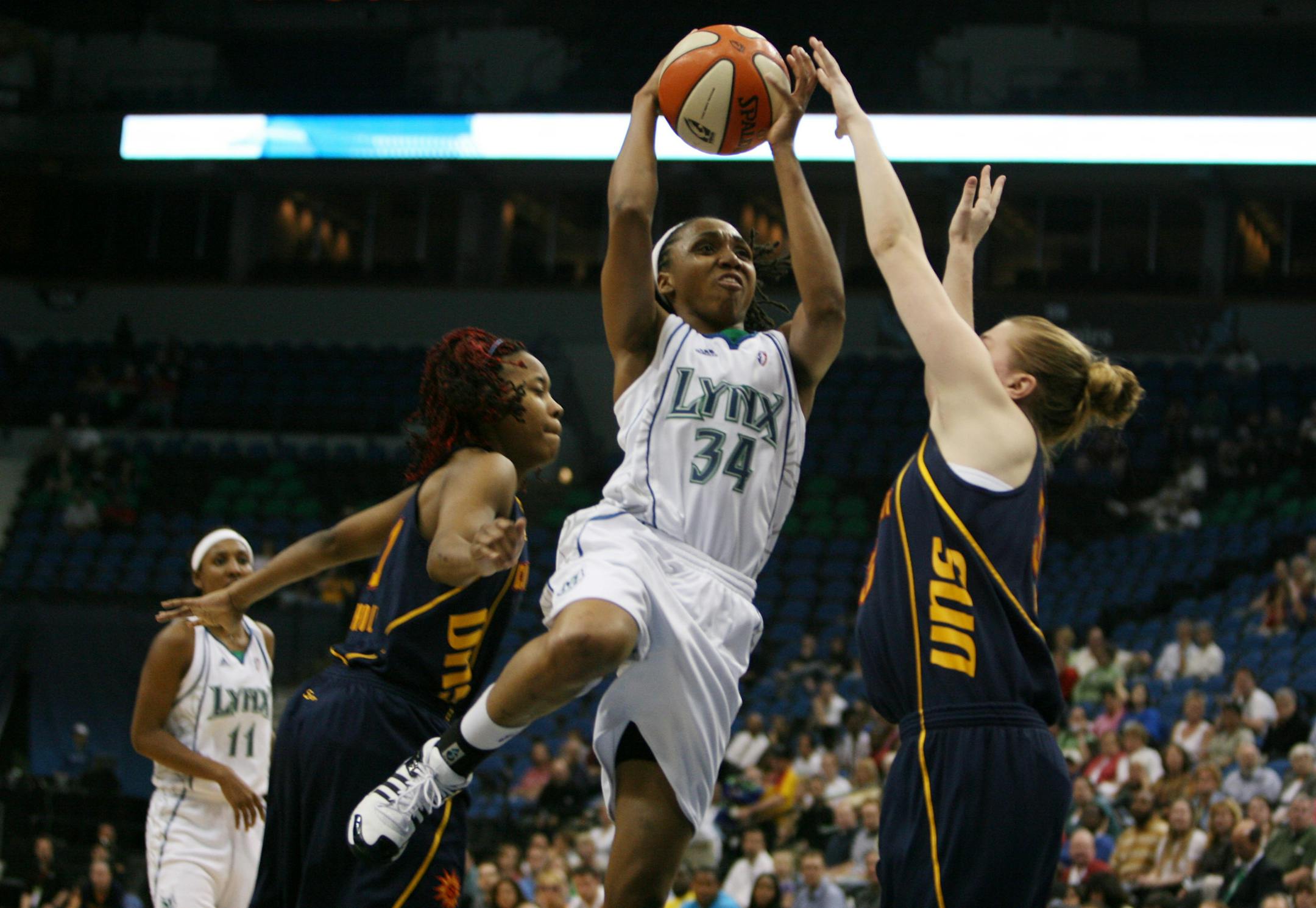 Navonda Moore of the Lynx drove to score two of her seven points over Connecticut's Jolene Anderson in the first half on Tuesday night.