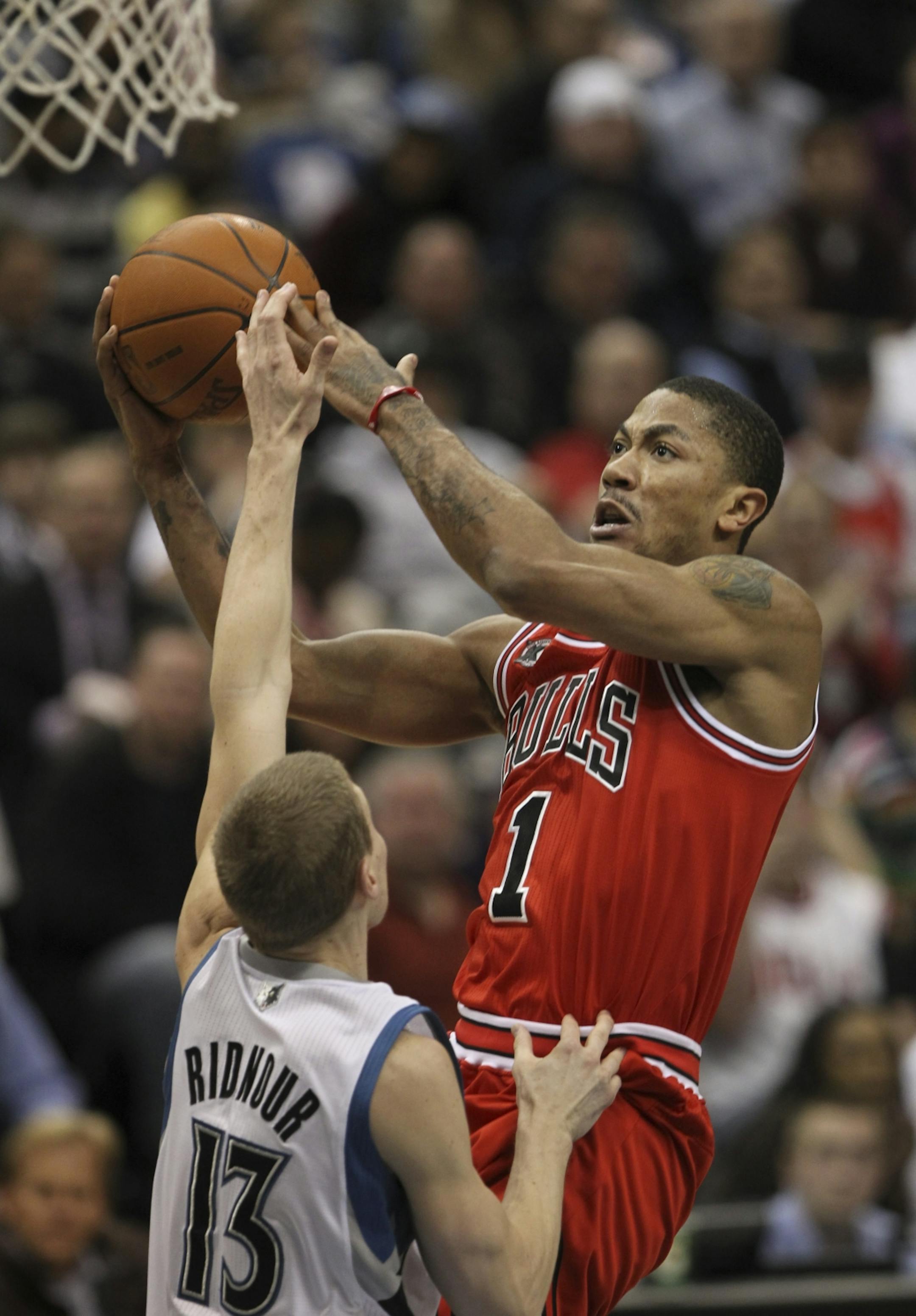 Chicago's Derrick Rose took a second-quarter shot above the Timberwolves' Luke Ridnour on Wednesday night.