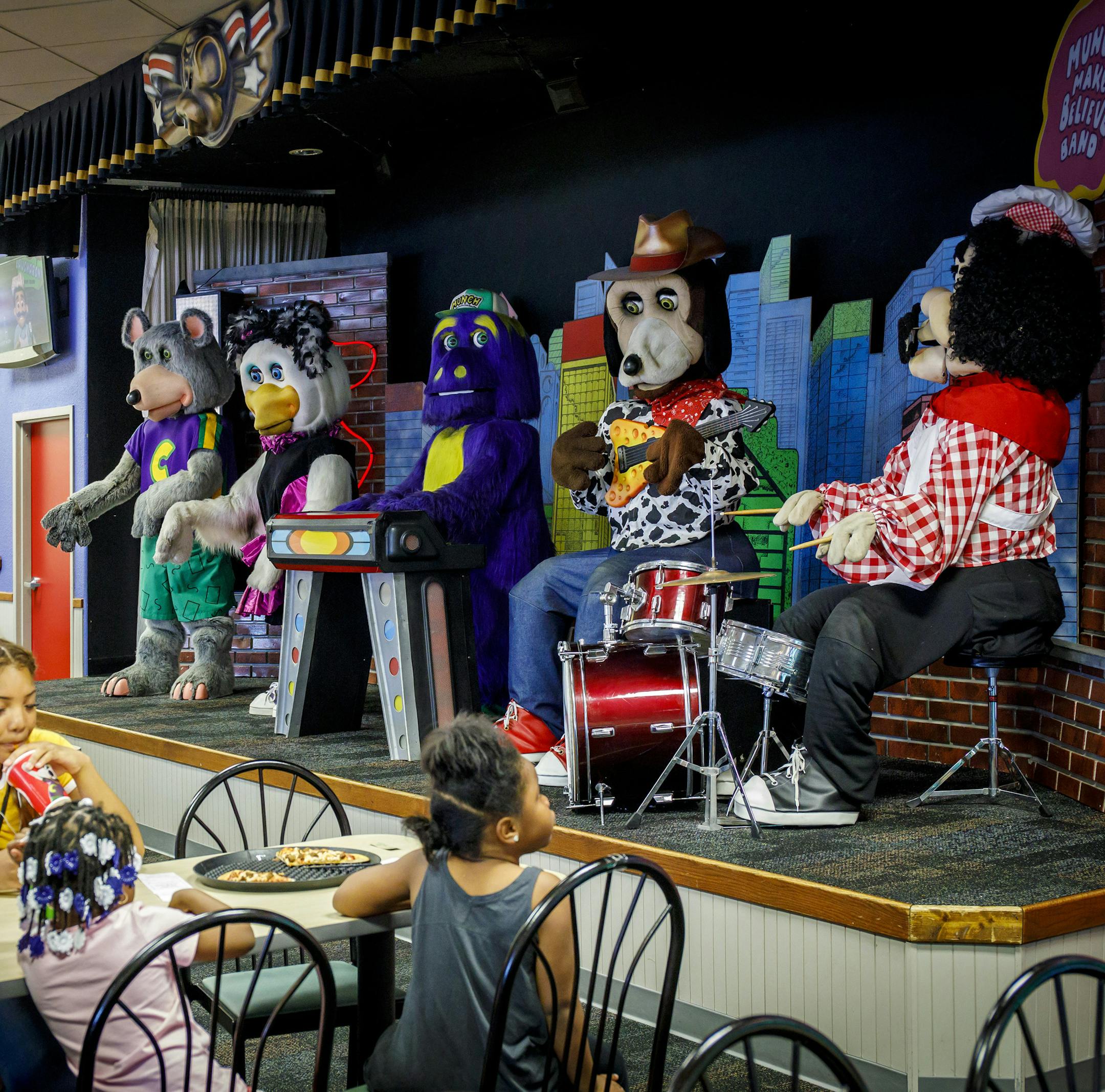The animatronic band performs on August 23, 2017, at Chuck E Cheese in Chicago's Lincoln Park. Chuck E. Cheese, longtime home of kids' birthday parties and family nights at the arcade, is getting an extreme makeover. That includes dumping the animatronic band. (Brian Cassella/Chicago Tribune/TNS) ORG XMIT: 1493523