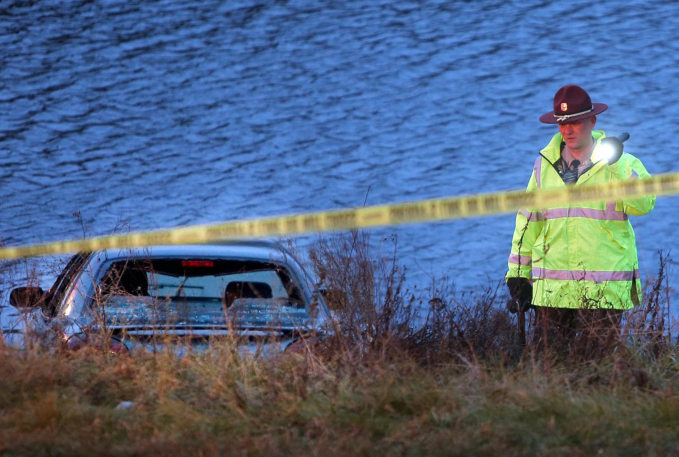 Police investigate the scene where six people were rescued after their car went into a holding pond near the Hwy 100 exit ramp going northbound on Hwy 7, Thursday, November 21, 2013 in St. Louis Park, MN. (ELIZABETH FLORES/STAR TRIBUNE) ELIZABETH FLORES ‚Ä¢ eflores@startribune.com ORG XMIT: MIN1311211005011043