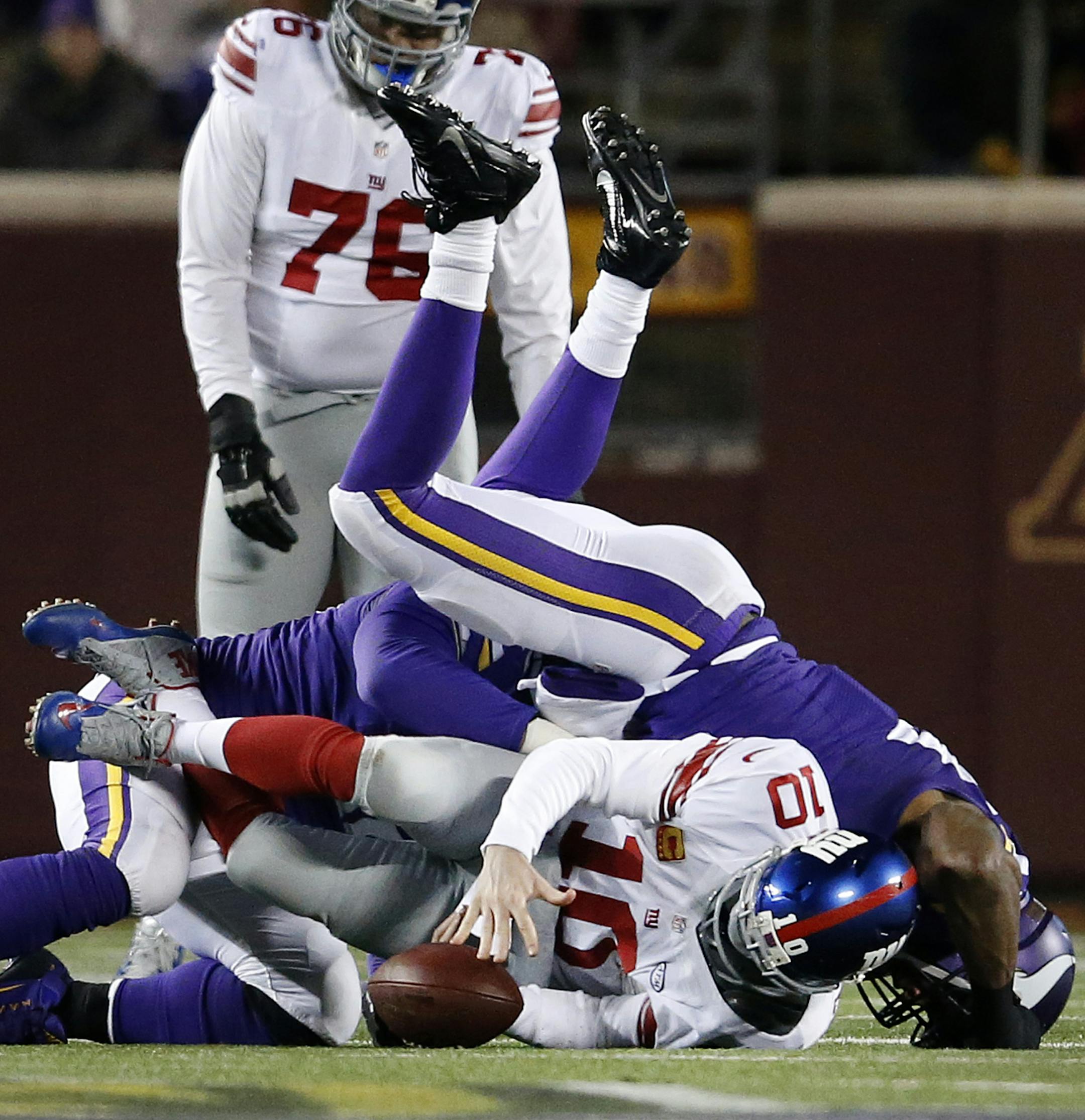 Tom Johnson (92) and Danielle Hunter (99) sacked Eli Manning in the fourth quarter. ] CARLOS GONZALEZ ï cgonzalez@startribune.com - December 27, 2015, Minneapolis, MN, TCF Bank Stadium, NFL, Minnesota Vikings vs. New York Giants