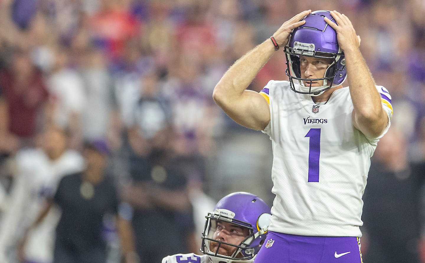 Vikings kicker Greg Joseph reacted after missing a 37-yard field goal at the end of the fourth quarter against the Arizona Cardinals