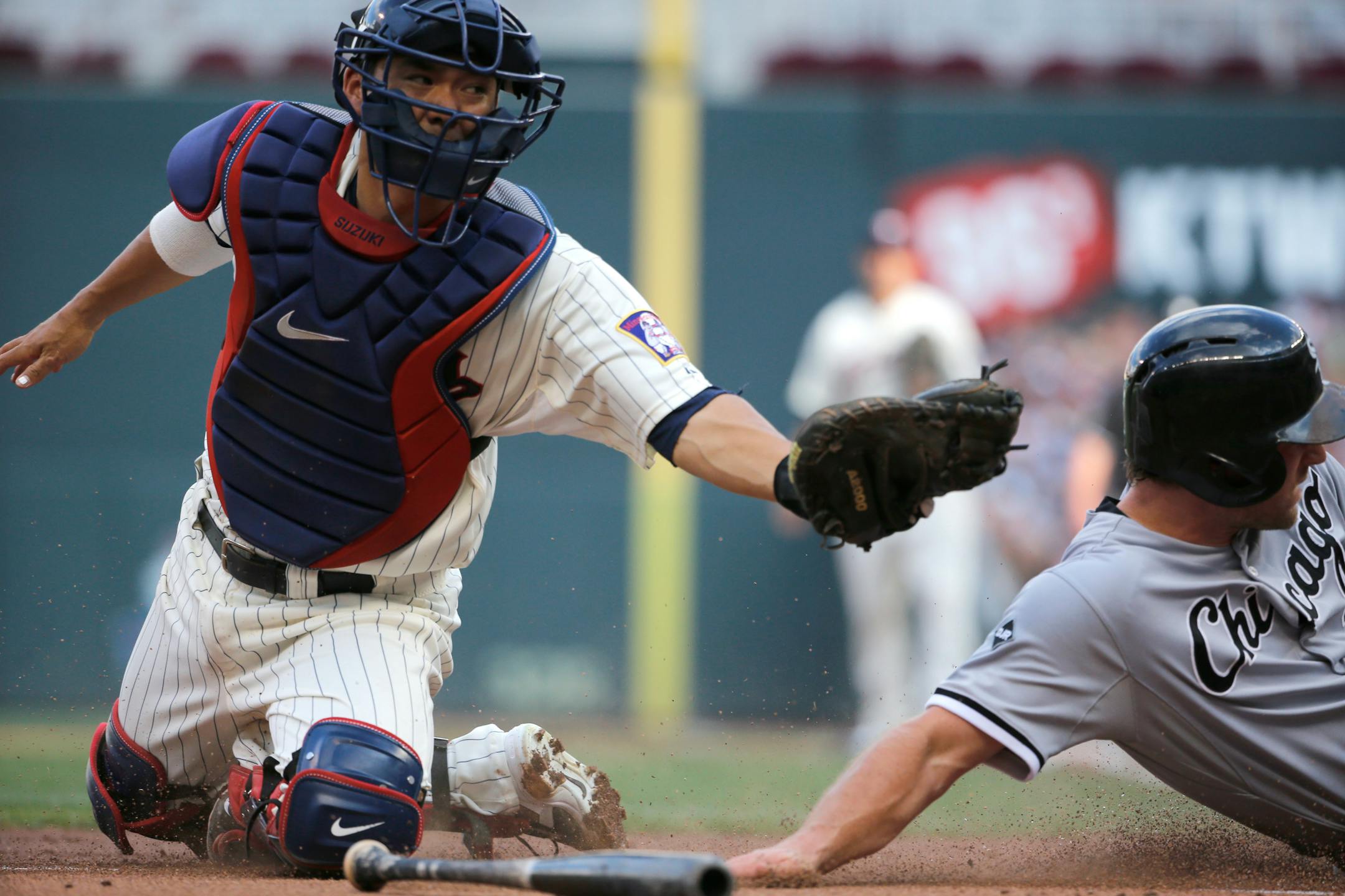 Twins Kurt Suzuki missed the tag on White Sox Connor Gillaspie at home in the second inning. ] (KYNDELL HARKNESS/STAR TRIBUNE) kyndell.harkness@startribune.com Twins vs Chicago White Sox at Target Field in Minneapolis, Min. Saturday, July 26, 2014.