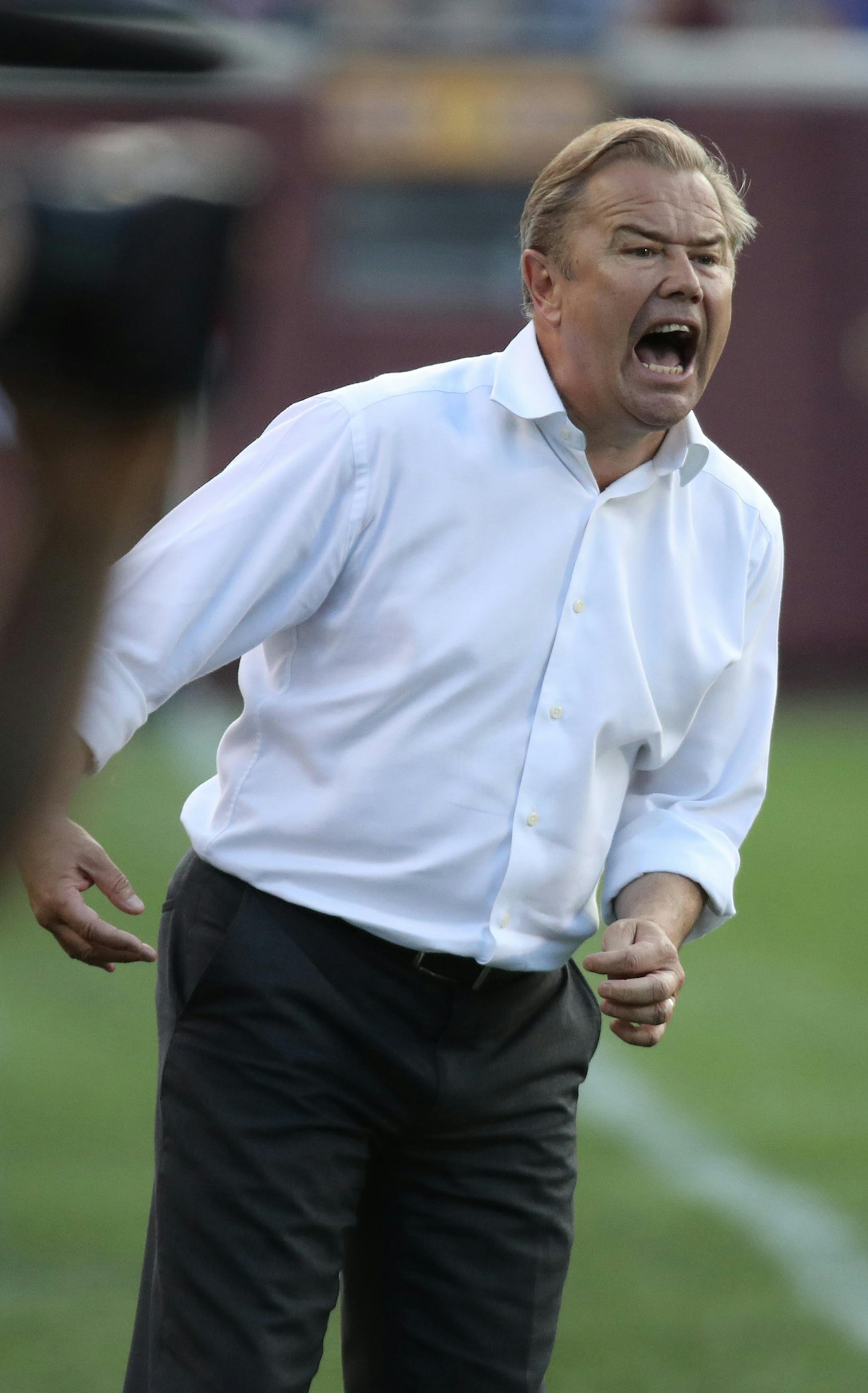 Minnesota United head coach Adrian Heath yells instructions to his team during action against the Columbus Crew at TCF Bank Stadium in Minneapolis on Tuesday, July 4, 2017. The Crew won, 1-0. (Jerry Holt/Minneapolis Star Tribune/TNS)