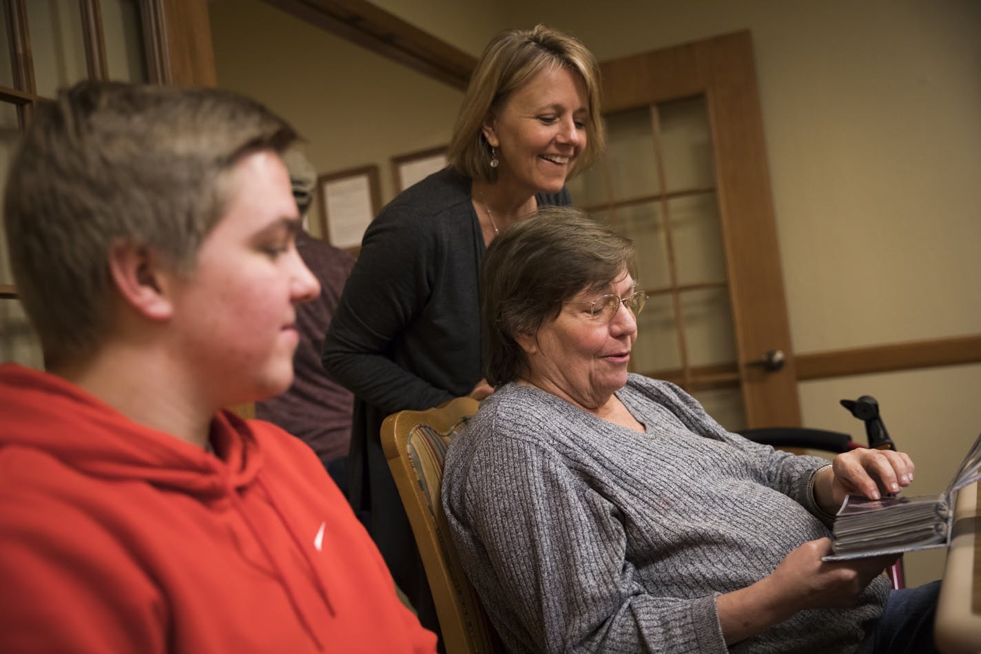 Erin Jakupciak looked though a photo album with her mother, Nancy Kreibich, at a memory care facility in LaCrosse, Wis.