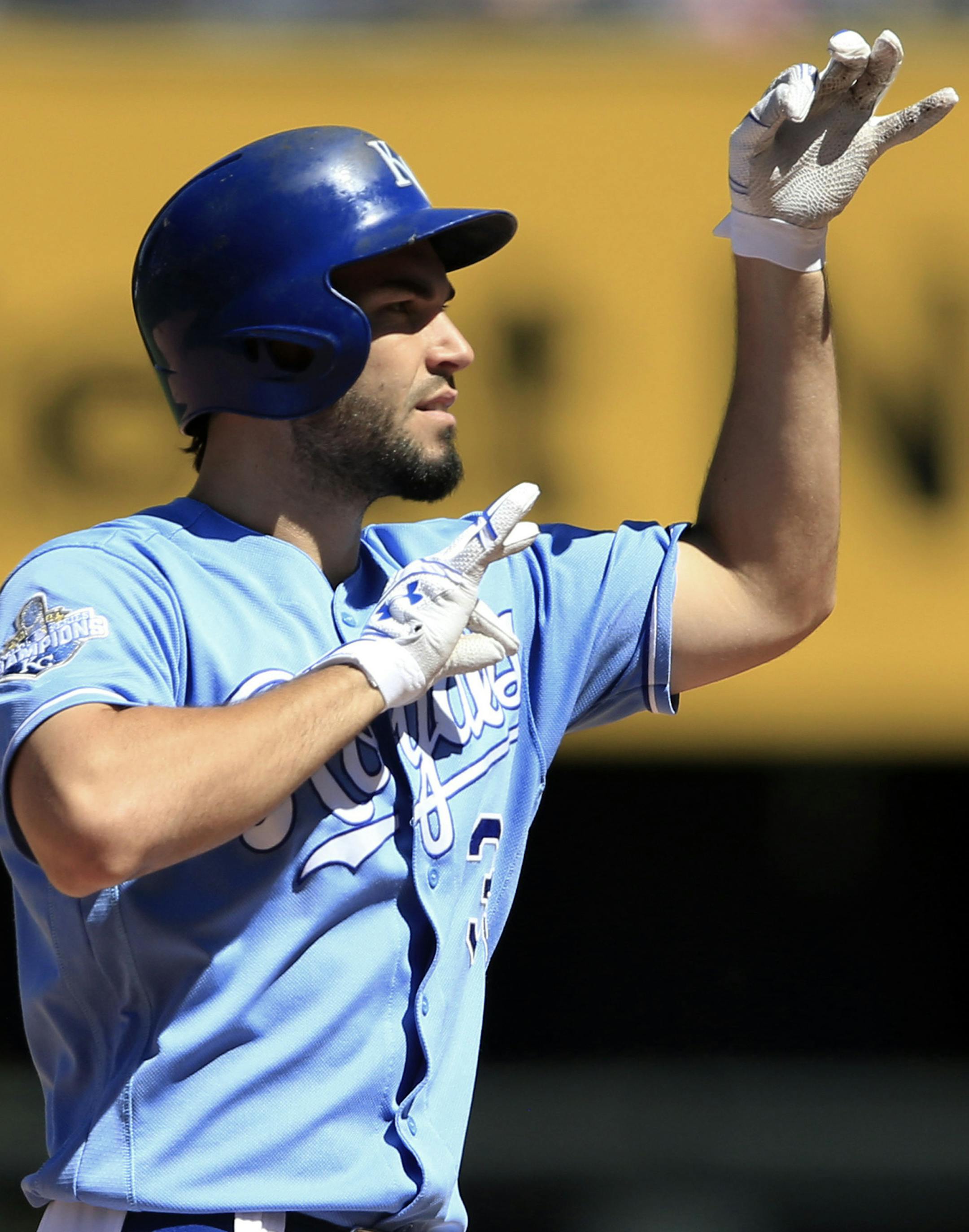Kansas City Royals' Eric Hosmer gestures to teammates after his RBI-double during the sixth inning of a baseball game against the Minnesota Twins at Kauffman Stadium in Kansas City, Mo., Sunday, Aug. 21, 2016. (AP Photo/Orlin Wagner)