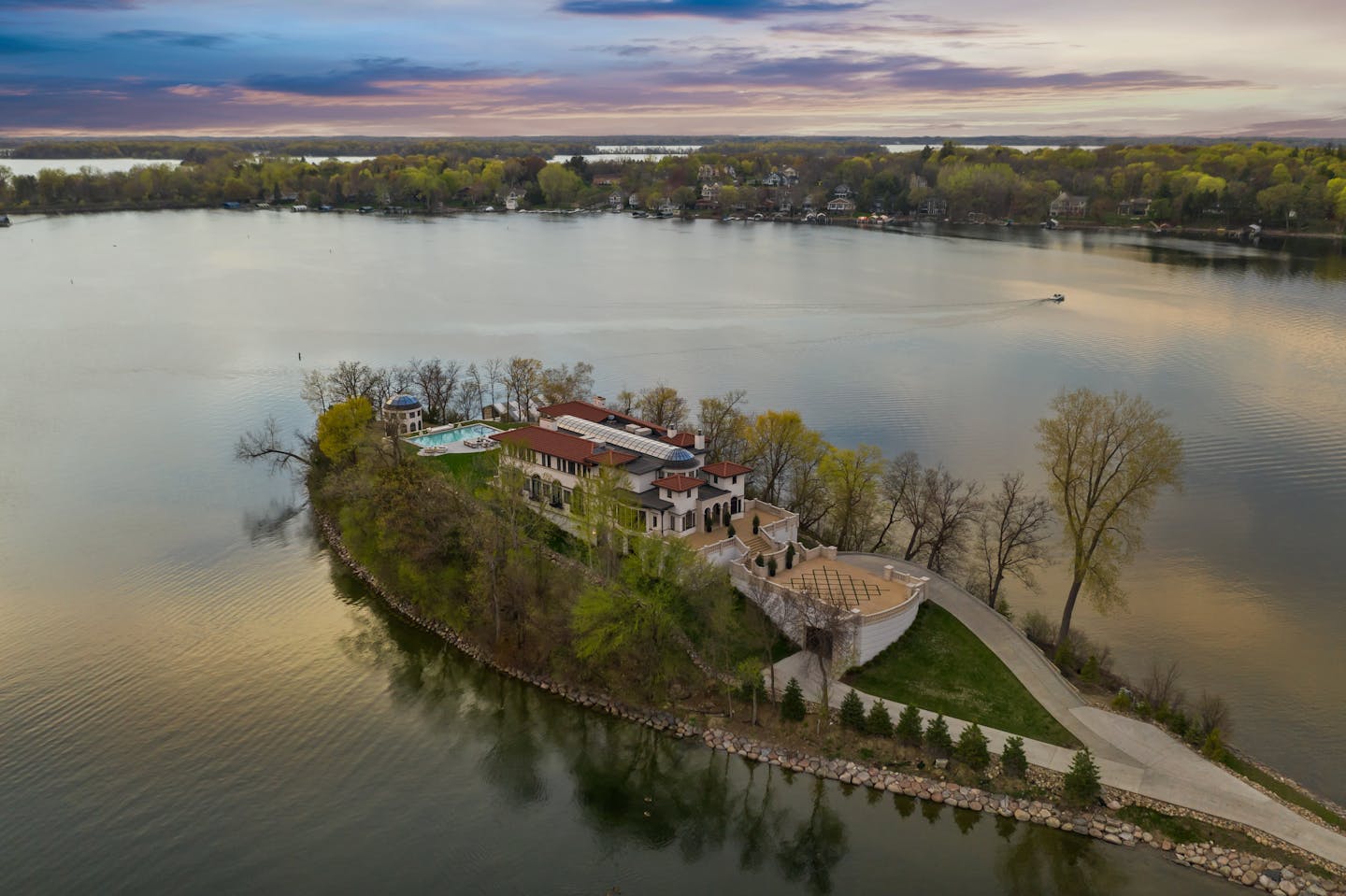 'Incredibly glamorous' Lake island estate lists for 11 million