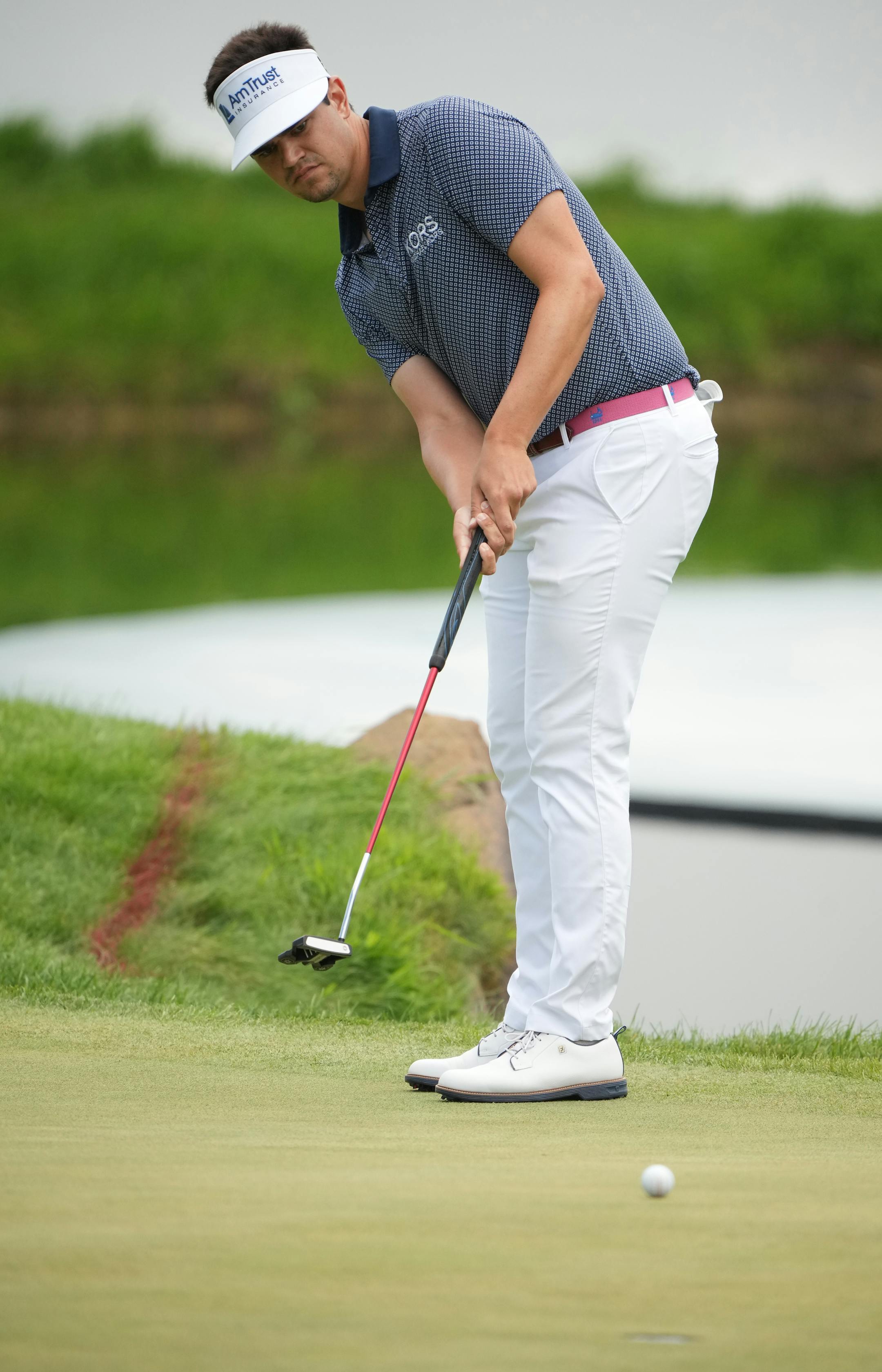 Beau Hossler putts for birdie on the 18th hole at TPC Twin Cities.