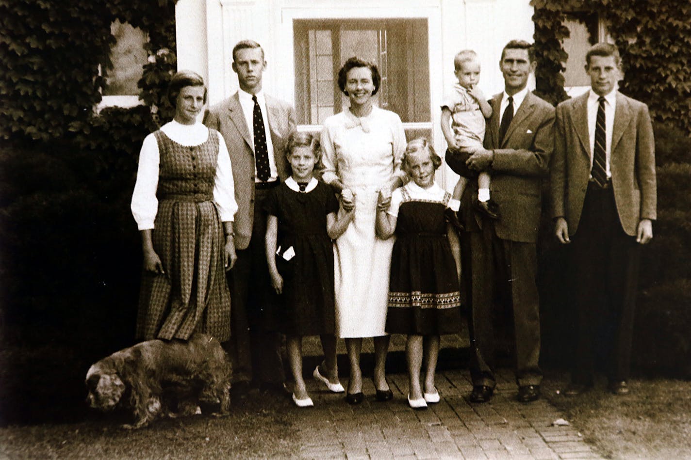 Ella Pillsbury Crosby with her family: Matriarch of Pillsbury family, was major fundraiser for Minneapolis Institute of Arts. ] Northern Lights Project /Dec. 11, 2012 / 2:00 PM Minneapolis, MN