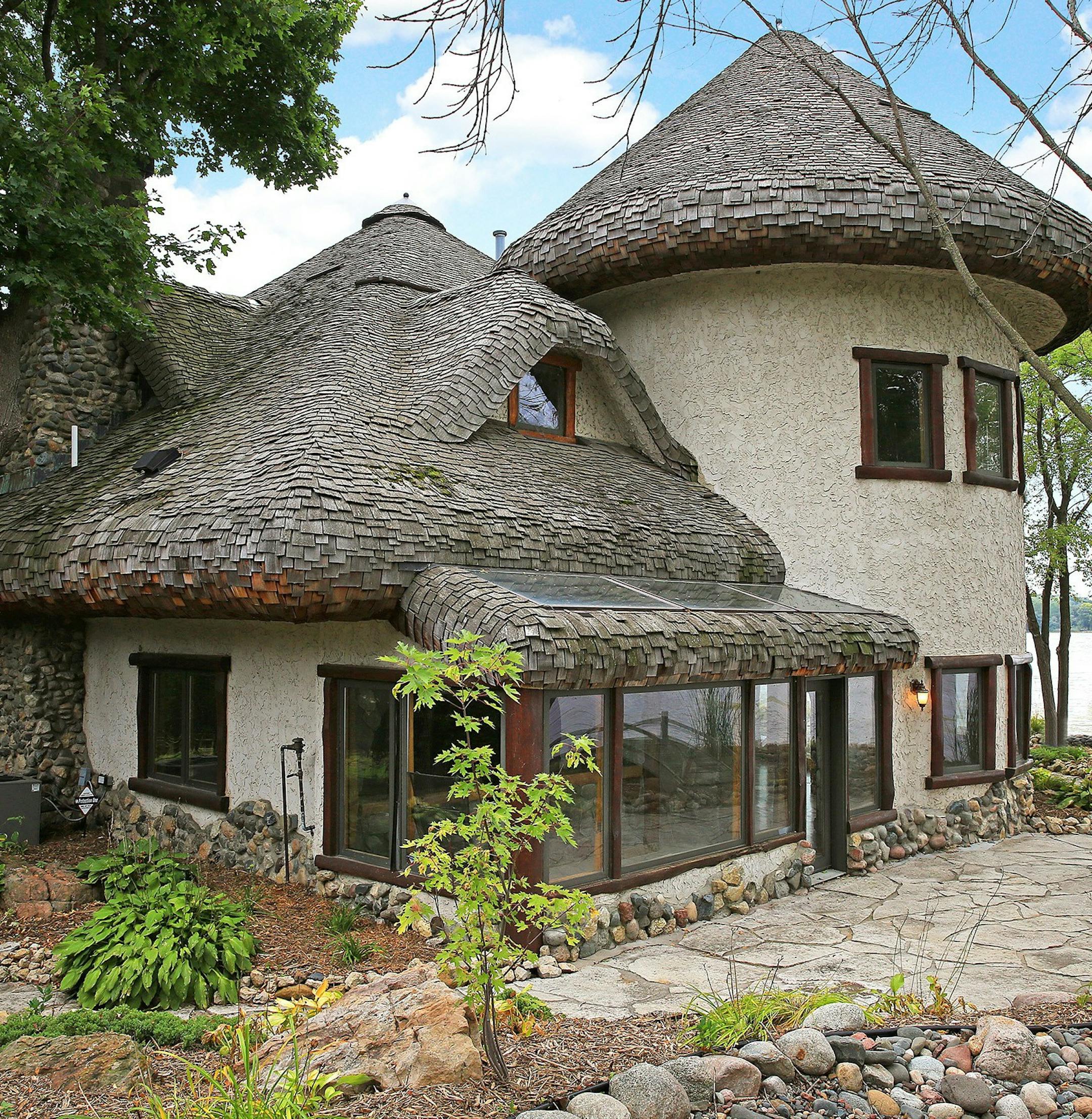 Spacecrafting "Mushroom House" on Medicine Lake