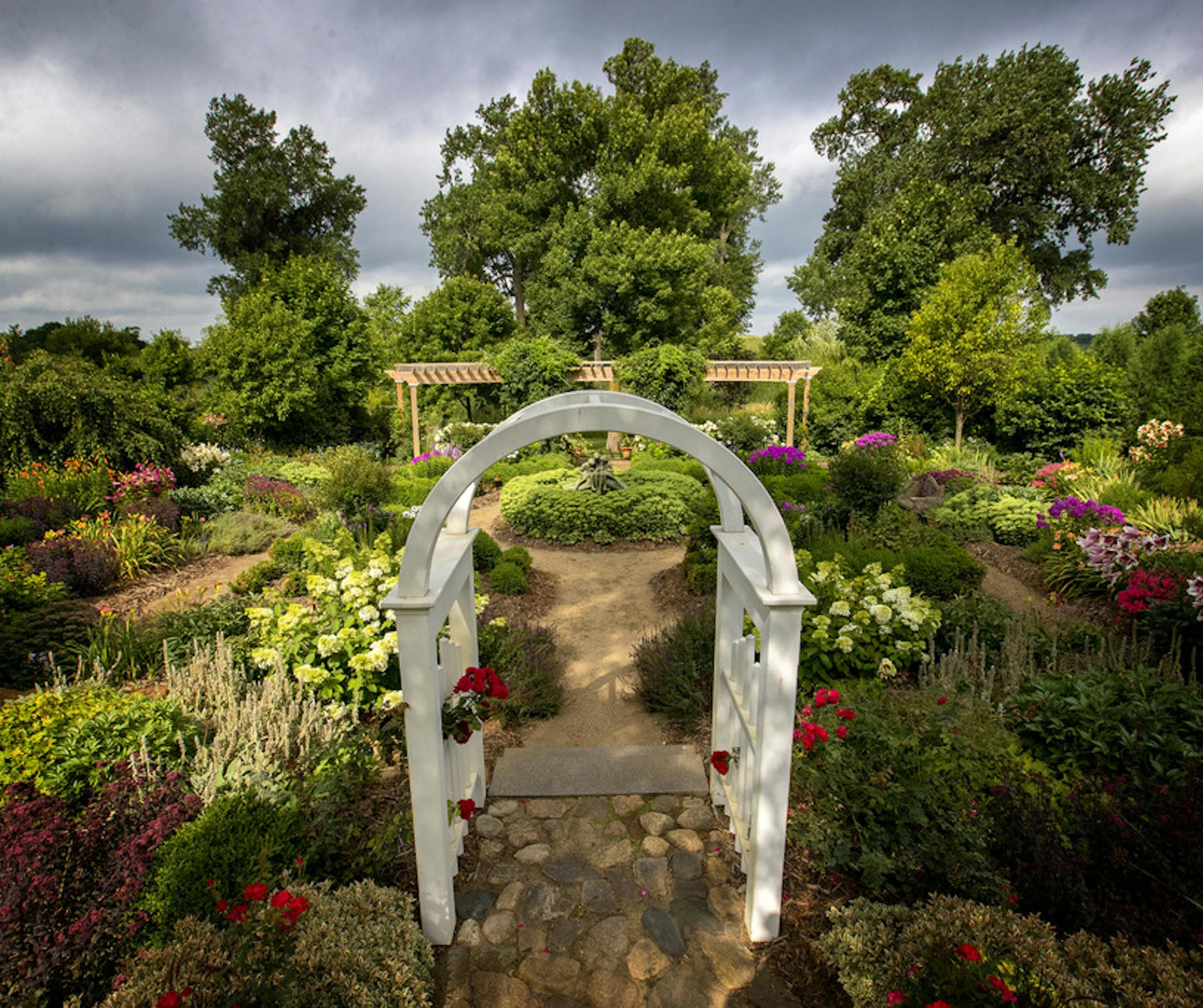 The garden at the Cokato home of Debbie and Brad Young. ] CARLOS GONZALEZ • cgonzalez@startribune.com - July 25, 2017, Cokato, MN, Debbie and Brad Young Garden at the Cokato Home,