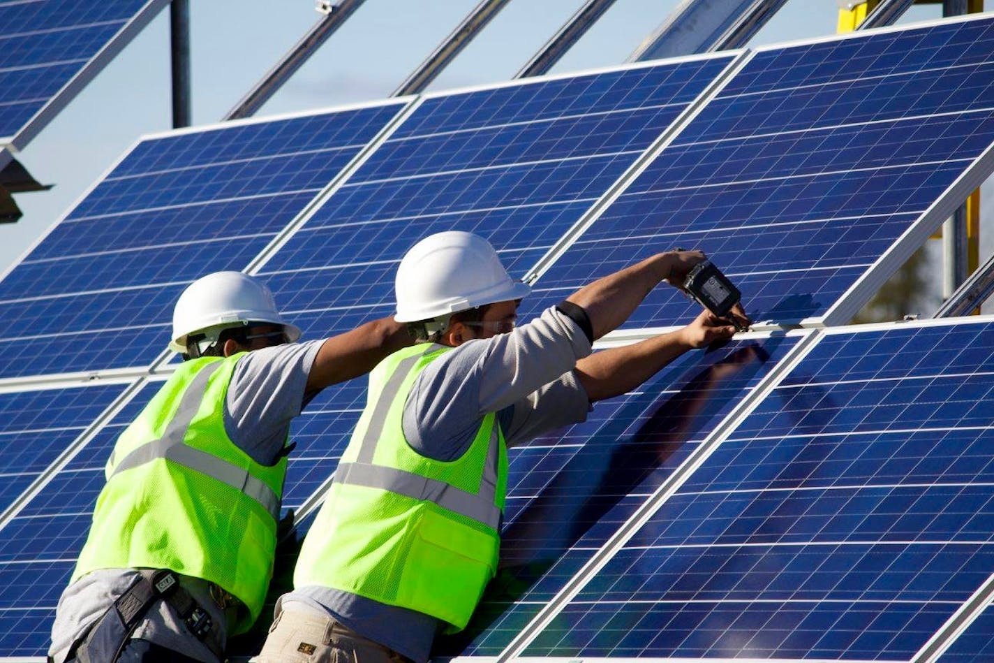 Workers finish constructing solar enery panels at Leech Lake Reservation ORG XMIT: IYYoMCNJWv_o_Ve0kGmr