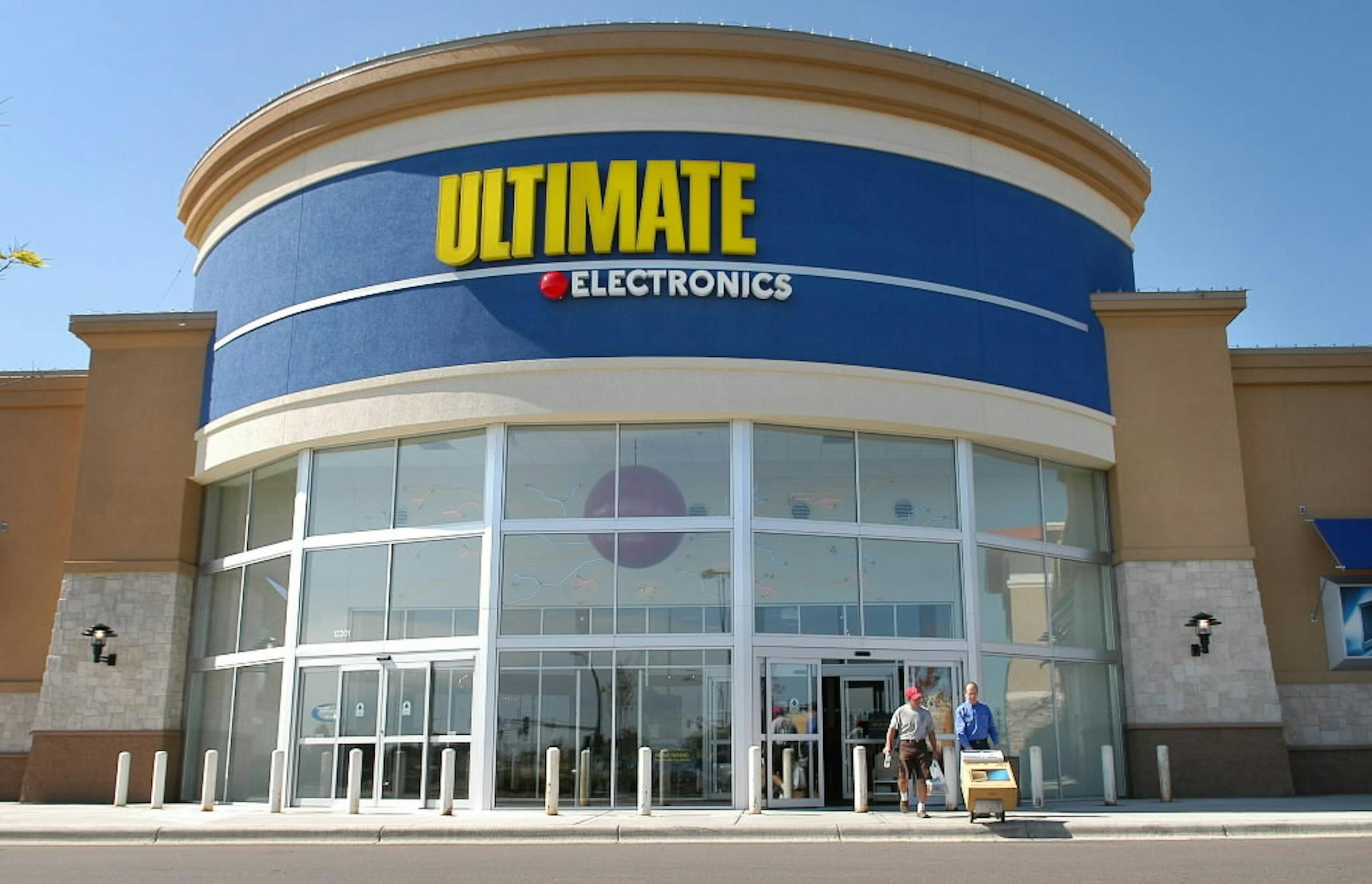 Ultimate Electronics store in Maple Grove.