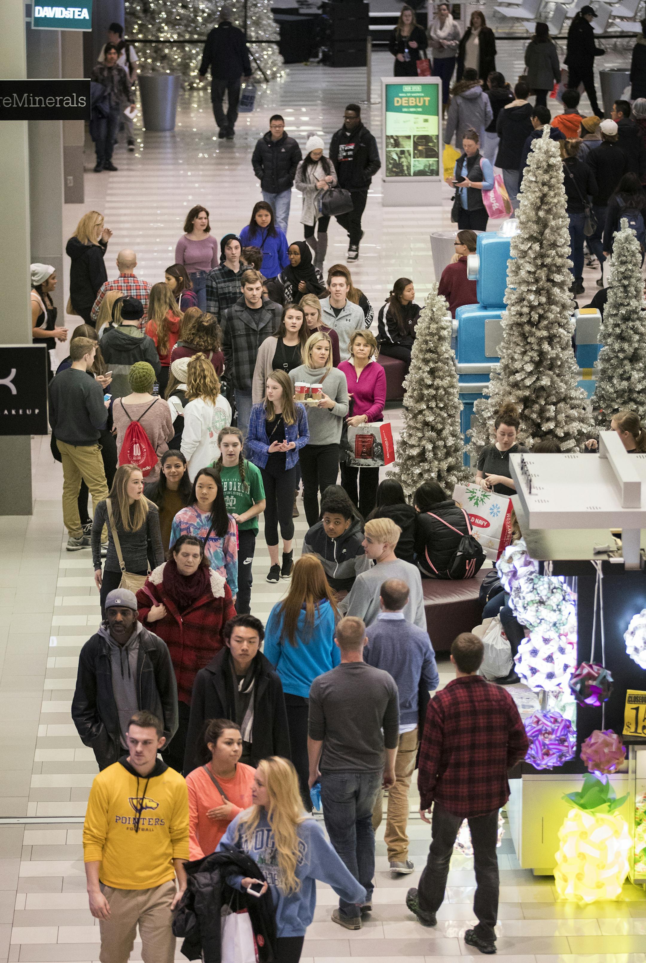 Shoppers search for deals at Mall of America on Black Friday. ] (Leila Navidi/Star Tribune) leila.navidi@startribune.com BACKGROUND INFORMATION: Black Friday shopping at Mall of America in Bloomington on Friday, November 25, 2016.