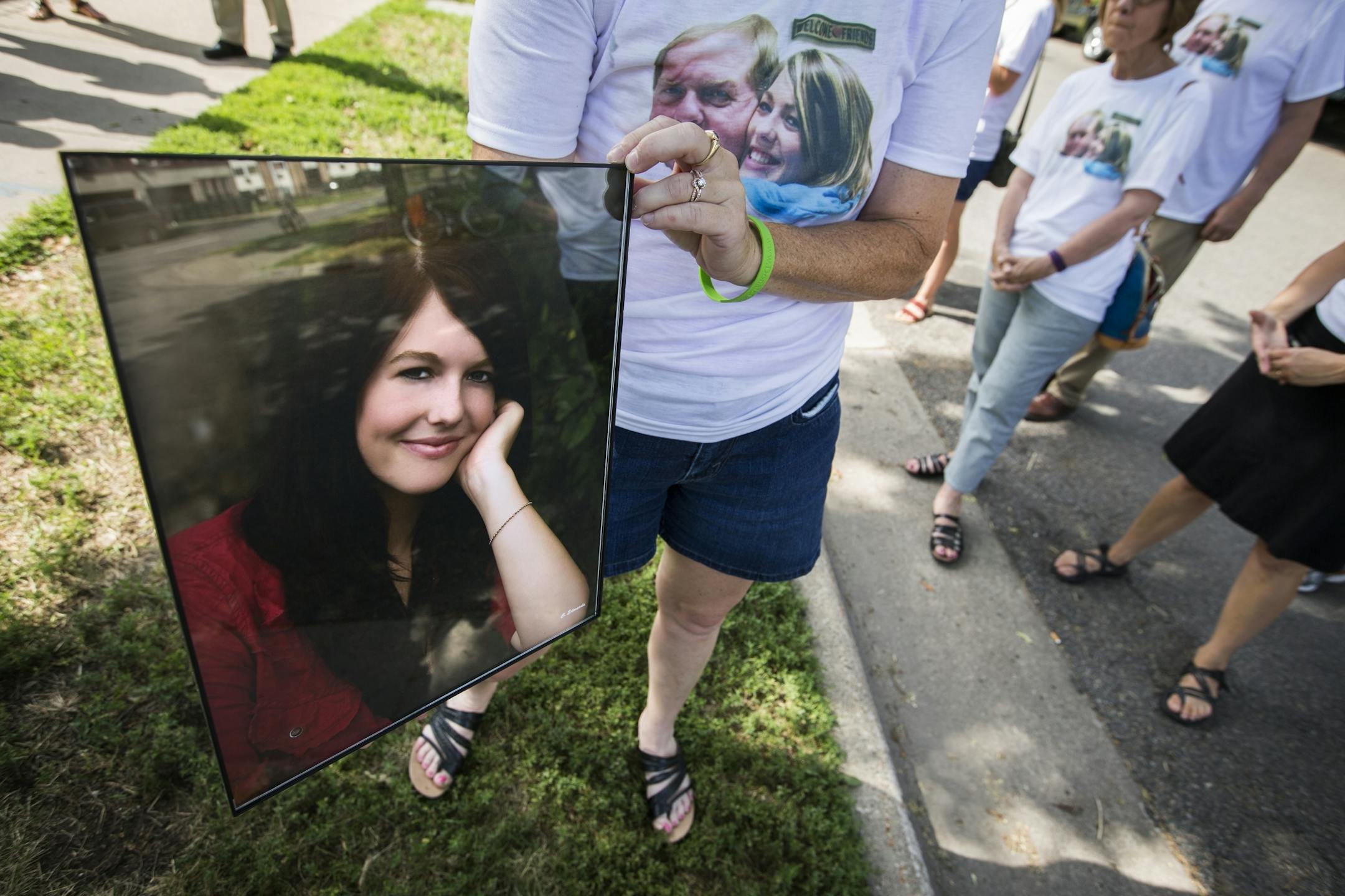 Natalie Hanson, the mother of Jessica Hanson, holds up a photo of her daughter Jessica Hanson that she plans to take into the sentencing hearing.