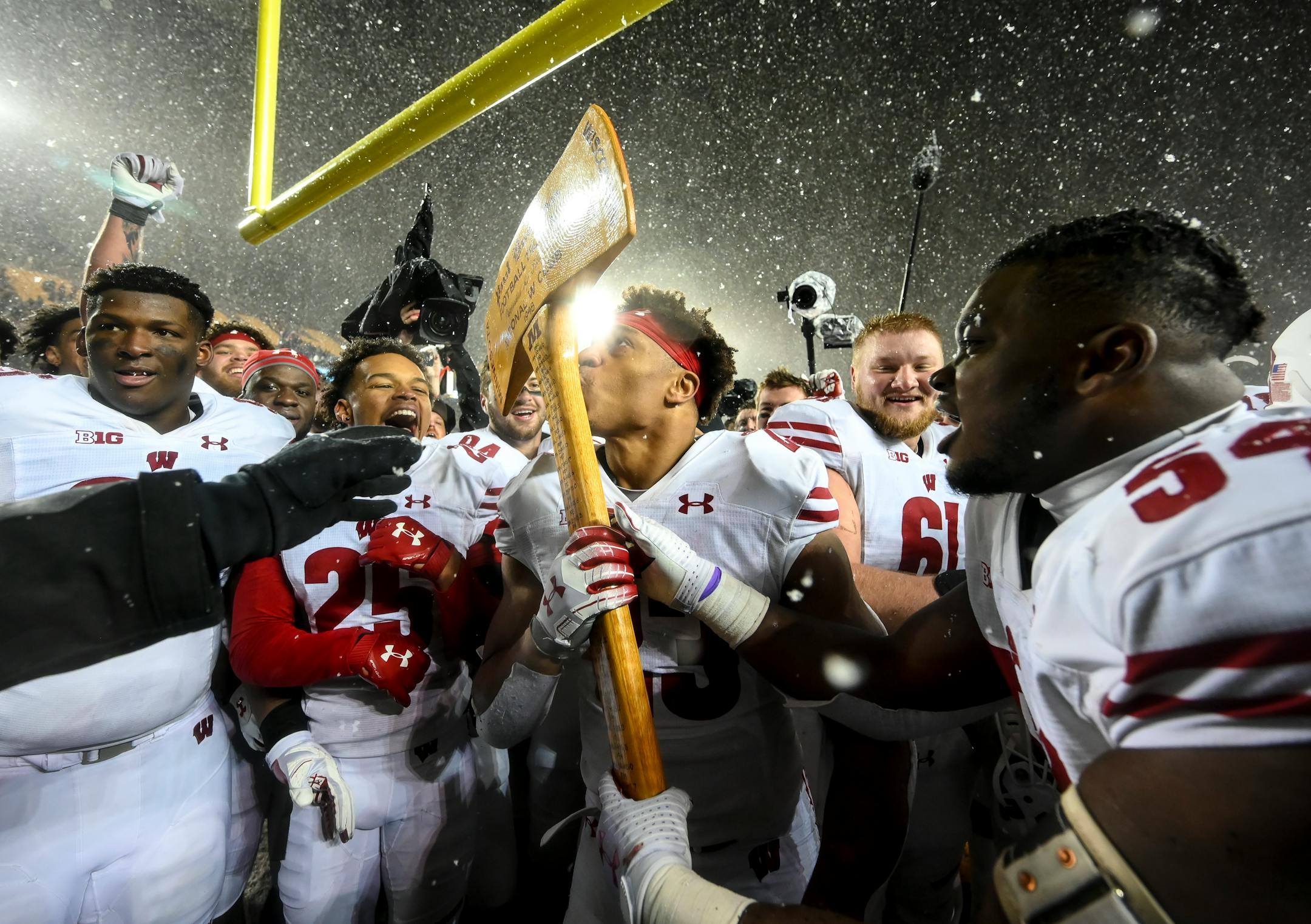 Wisconsin Badgers running back Jonathan Taylor (23) kissed Paul Bunyan's Axe after his team's victory over the Gophers.