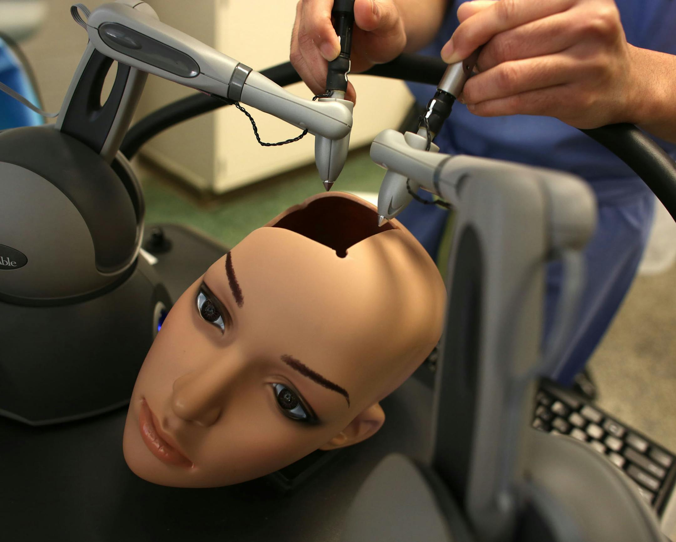 Paramita Das, surgery resident, used tools very simuliar to the real ones as she worked on removal of a brain tumor demonstrating how the simulation surgery software works in the Mayo Memorial Building at the University of Minnesota, Friday, November 22, 2013. ] (KYNDELL HARKNESS/STAR TRIBUNE) kyndell.harkness@startribune.com