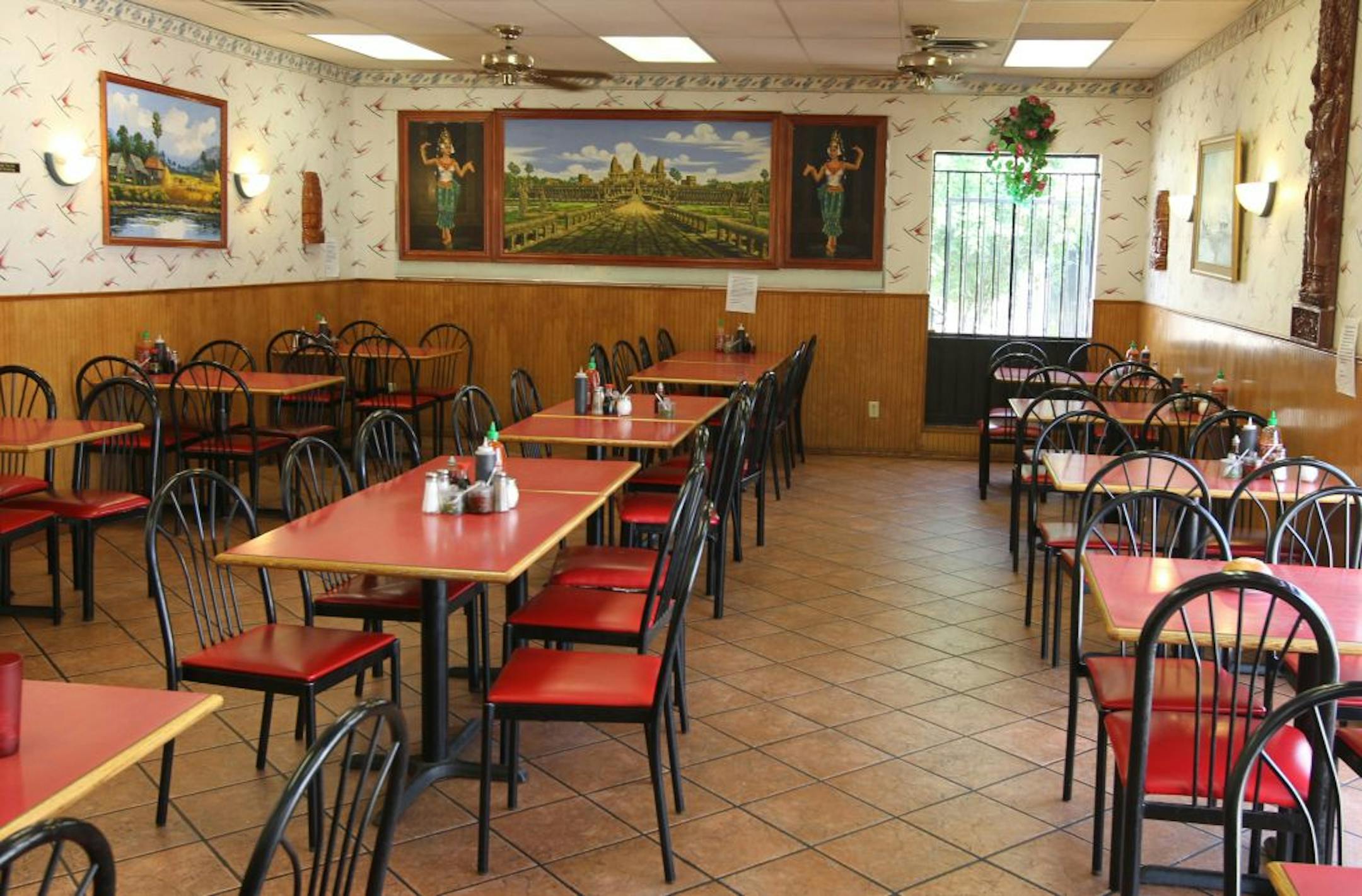 The lunch hour about 12:30 at the Cheng Heng, 448 University Av. W., 651-222-5577 (between Mackubin and Arundel, south side): Owners Kunrath and Kevin Lam.__A dining guide for University Avenue restaurants/markets being buried under light rail construction, from approximately Victoria St. on the west to Farrington St. on the east.[ TOM WALLACE � twallace@startribune.com _ Assignments #20023887A_ June 7, 2012_ SLUG: rn0614 _ EXTRA INFORMATION: CQ'ed by the subjects