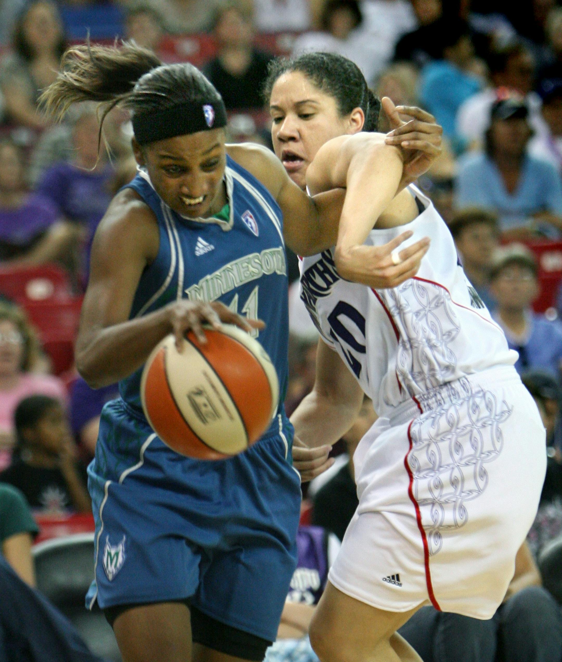 Candice Wiggins, left, drives past Sacramento's Kara Lawson Sunday.
