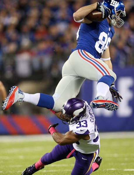 Vikings safety Jamarca Sanford tackled tight end Bear Pascoe in the first quarter. ] Minnesota Vikings and New York Giants - MetLife Stadium in East R