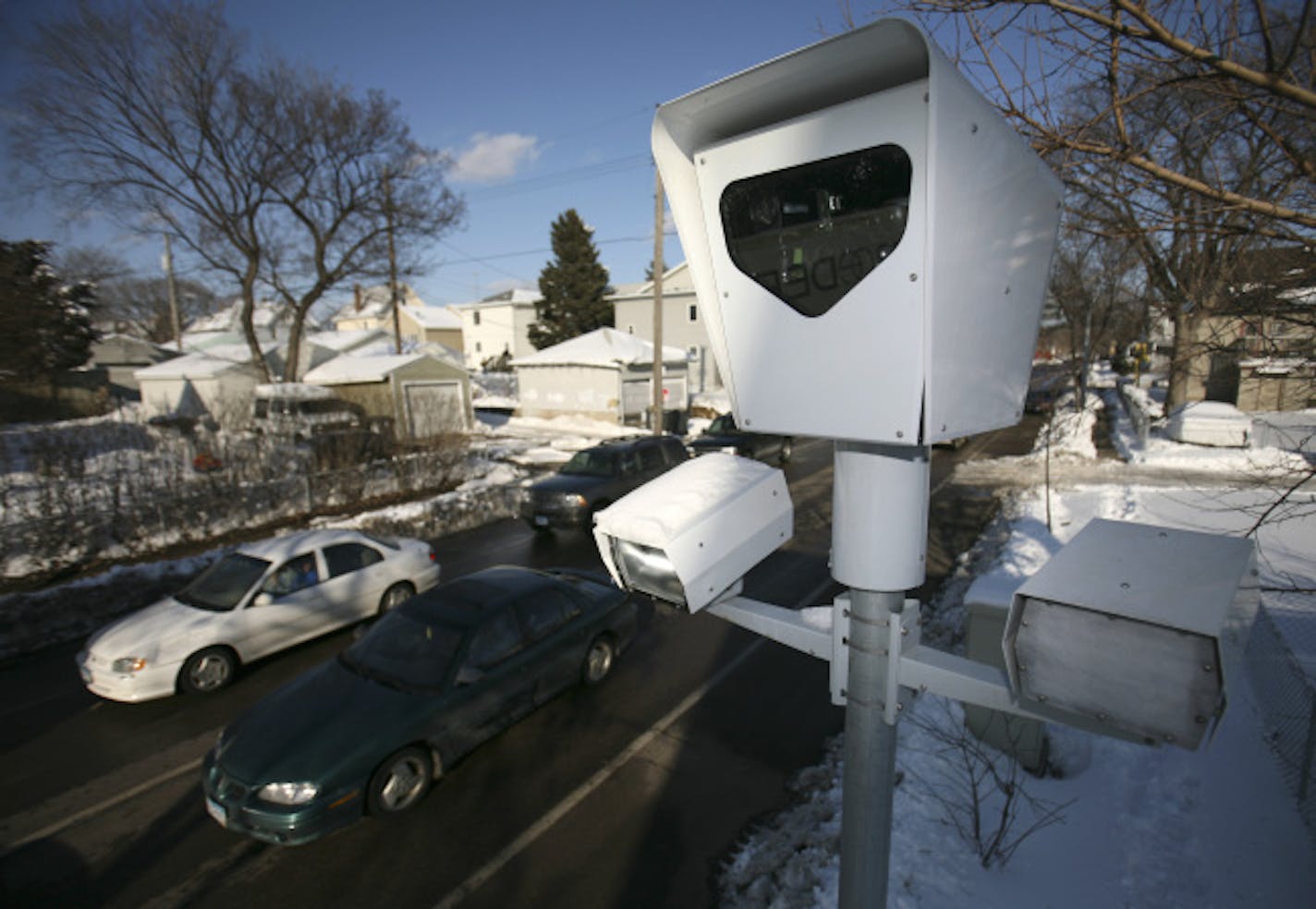 The "photo cop" camera looms over cars stopped at the traffic light at E 35th St. and 2nd Ave. S. in Minneapolis Tuesday afternoon. GENERAL INFORMATION: Jeff Wheeler/Star Tribune MINNEAPOLIS - 3/14/06 - A Hennepin County judge ruled today that Minneapolis' "photo cop" program to catch motorists running red lights is unconstitutional. // PhotoCop, photo cop //