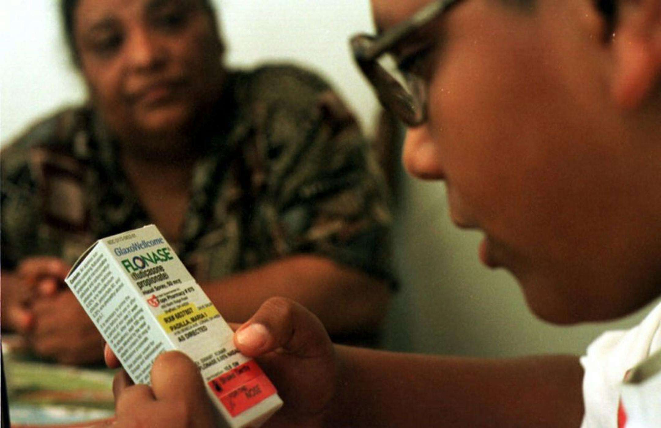 (NNS4-AUG21) Felix Juan Rollet, 10, translates into Spanish prescription medication instructions for his mother, Maria Padilla, 45, in their Lorain, Ohio, home. SEE ``LANGUAGE-POWER'' (Newhouse), transmitted Aug. 21.