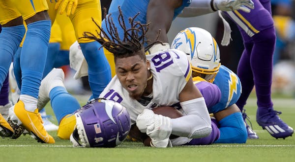 Follow live: Vikings make key plays late, hold on for 27-20 win over Chargers