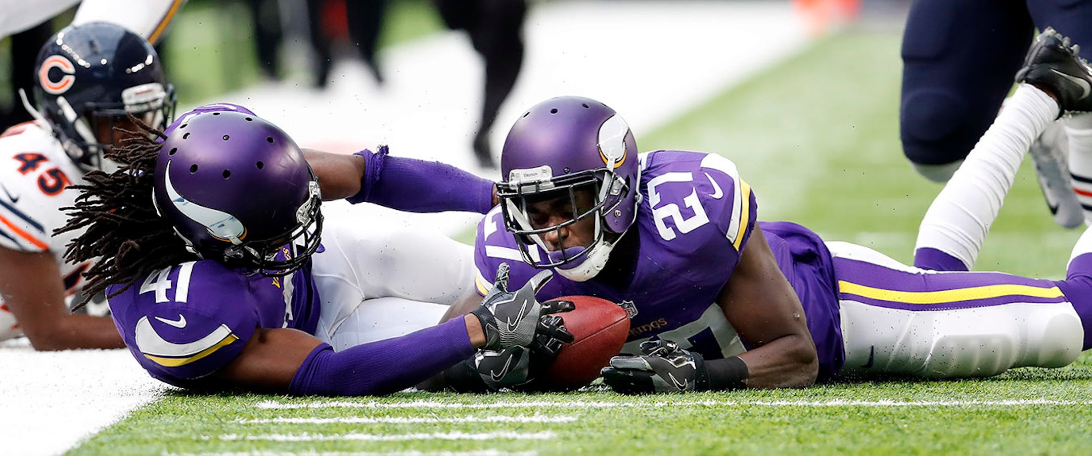 Jayron Kearse (27) recovered a muffed punt in the second quarter.