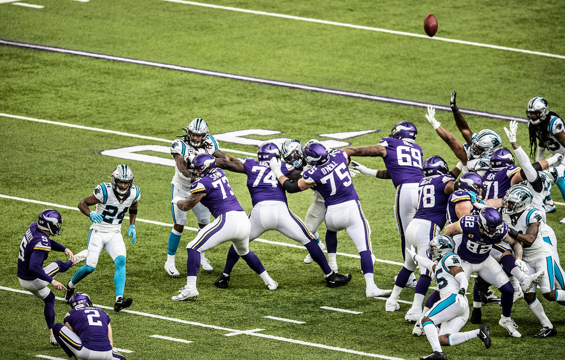 Minnesota Vikings kicker Dan Bailey (5) kicked a 53 yard field goal at the half giving the Vikings at 10-7 lead.