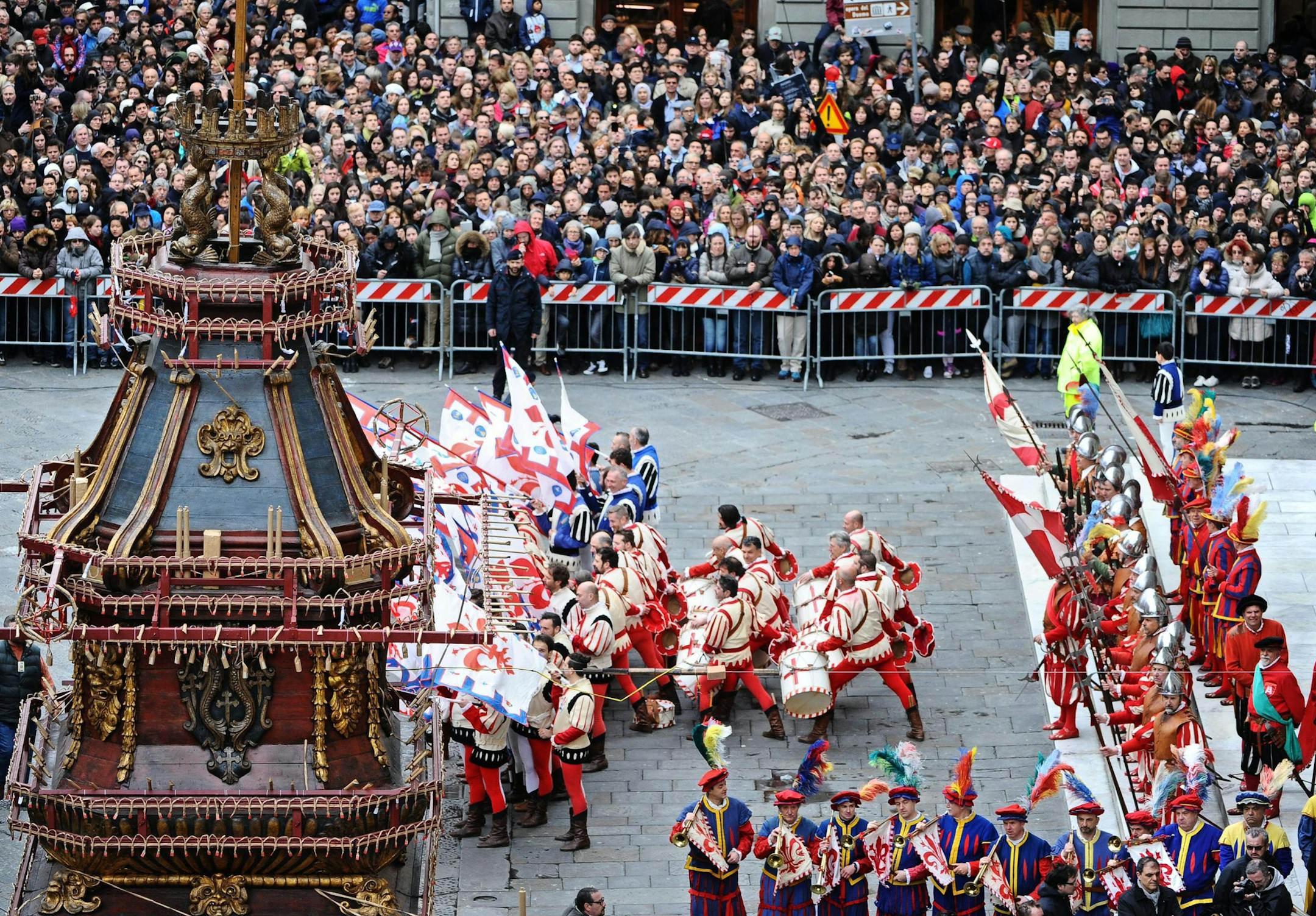 Turists and residents gather in Duomo Square to watch the traditional "Scoppio del Carro" (Explosion of the Cart) ceremony in Florence, Italy, April 5, 2015. Every year on Easter Sunday in Florence a rocket shaped like a dove, the Colombina, darts forth from the Duomo, setting on fire the big cart on the square which is laden with firecrackers and fireworks. The folk tradition, believed to bring a good harvest, is said todate back to the First Crusade. (AP Photo/Maurizio Degli Innocenti, ANSA) I