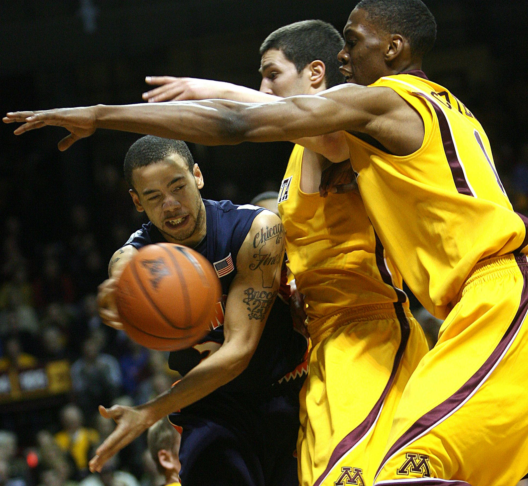 JIM GEHRZ � james.gehrz@startribune.com Minneapolis/January 29, 2009/8:00 PM Illinois' Calvin Brock looked for an open man against defense by Minnesota's Jamal Abu-Shamala (middle) and Paul Carter in Big Ten basketball action at Williams Arena Thursday, January 29, 2009.