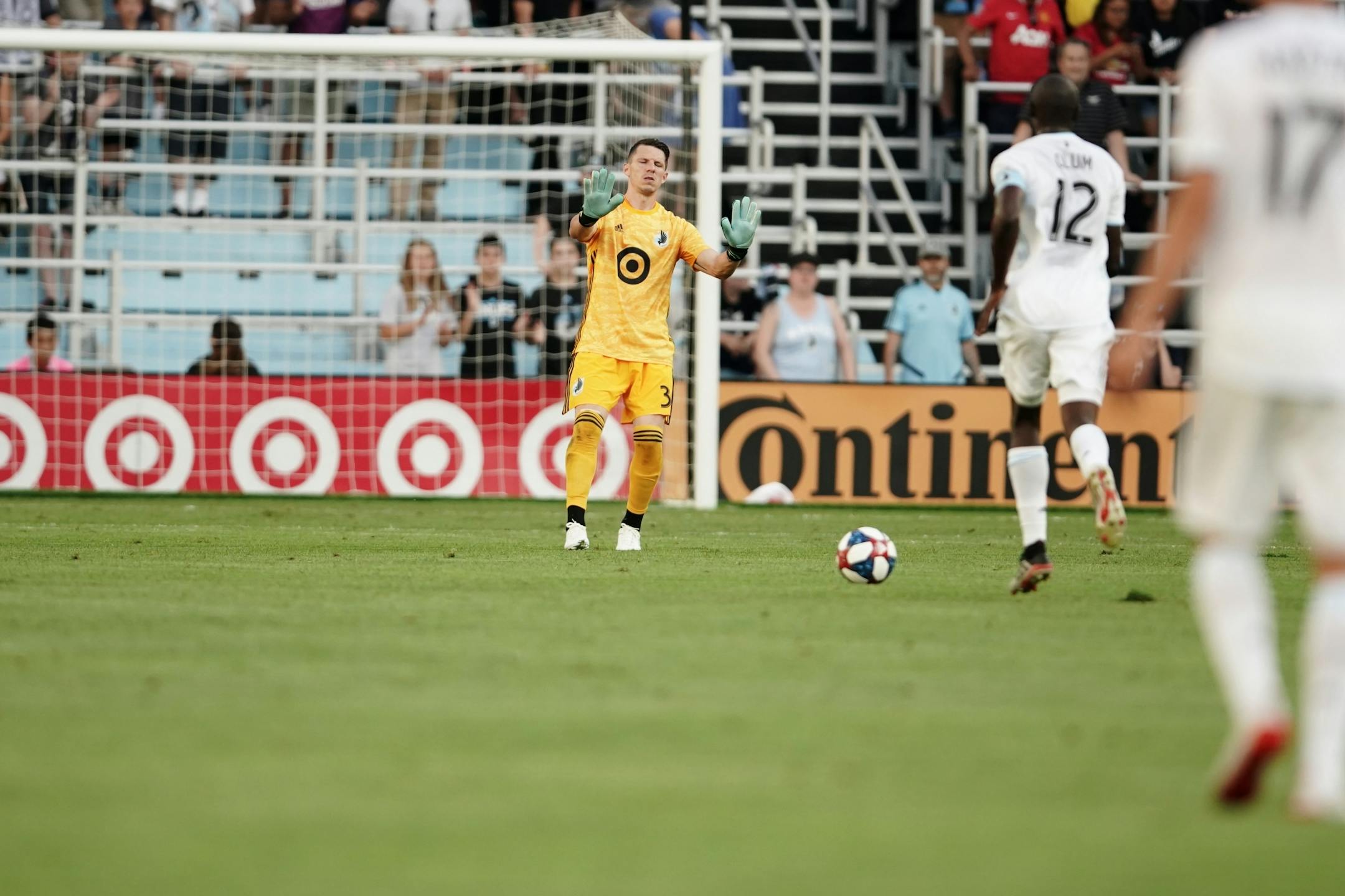 Minnesota United goalkeeper Bobby Shuttleworth (33) motioned his teammates back. Aston Villa and the Minnesota United remained tied 0-0 at the end of the first half.
