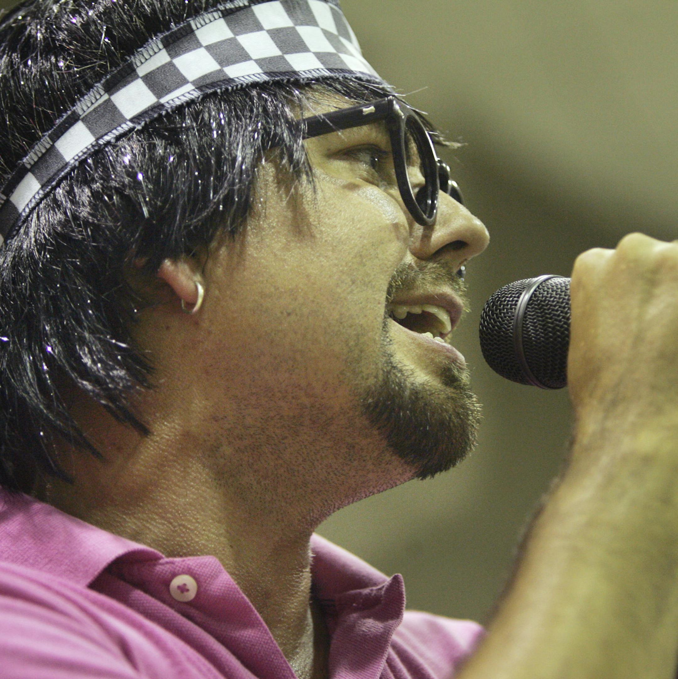 Richard Tsong-Taatarii/Star Tribune Burnsville, MN;6/29/05;left to right:Ryan Lance, who is maried to band member Heidi Jo Langseth belts out some 80's favorites including Hall & Oates.