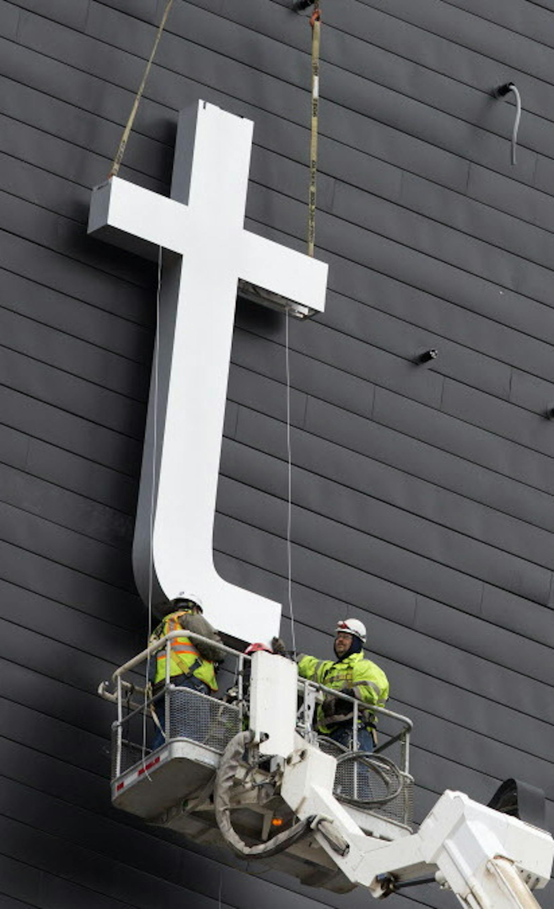 Construction workers bring the letter "t" of the word that will spell "stadium" into position during construction at U.S. Bank Stadium in Minneapolis. ] (Leila Navidi/Star Tribune) leila.navidi@startribune.com BACKGROUND INFORMATION: Monday, April 4, 2016. Construction of U.S. Bank Stadium in downtown Minneapolis.
