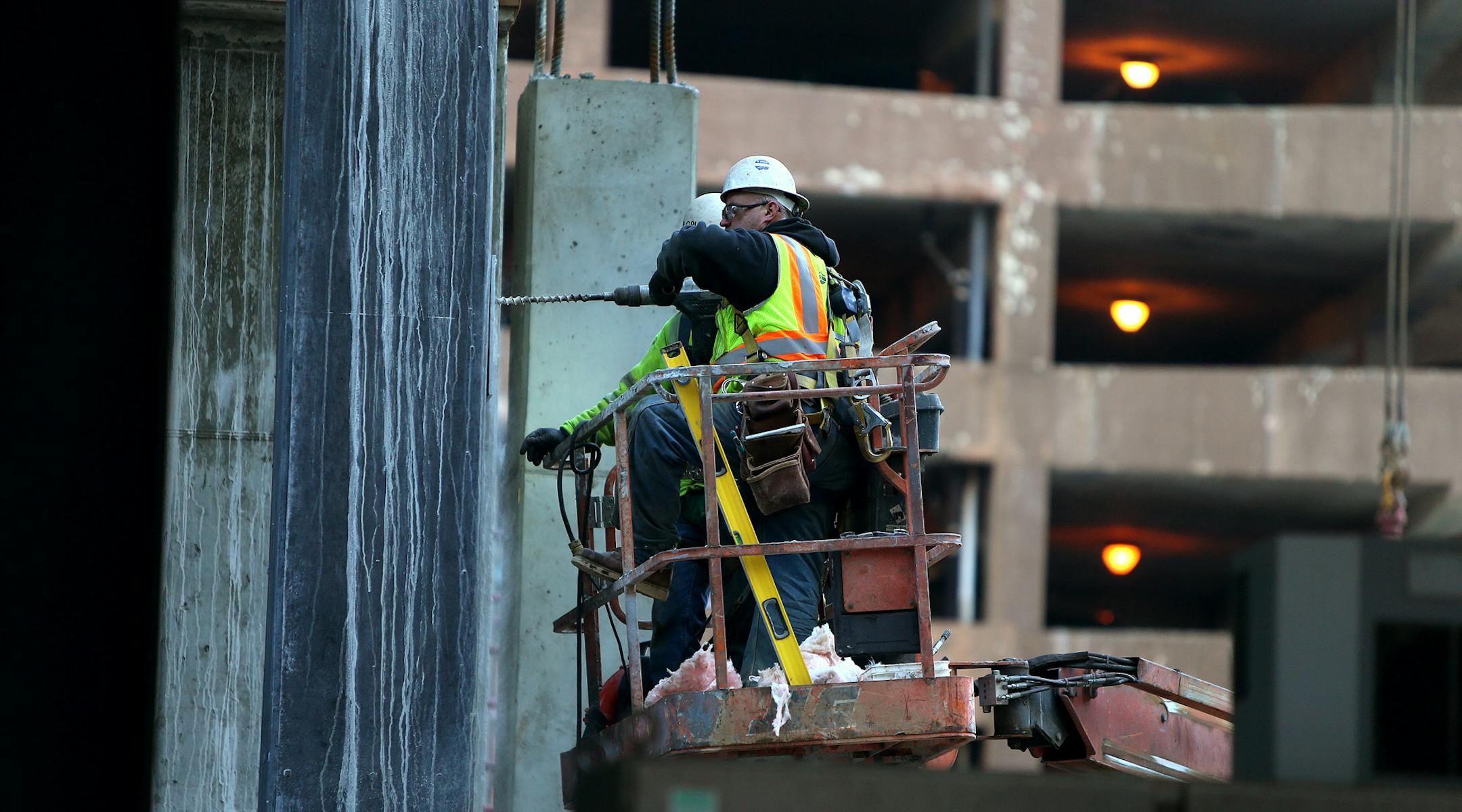 Construction crew worked on the Nic on Fifth apartment building in downtown Minneapolis, MN, Wednesday, November 13, 2013. (ELIZABETH FLORES/STAR TRIBUNE) ELIZABETH FLORES ‚Ä¢ eflores@startribune.com ORG XMIT: MIN1311131310500577