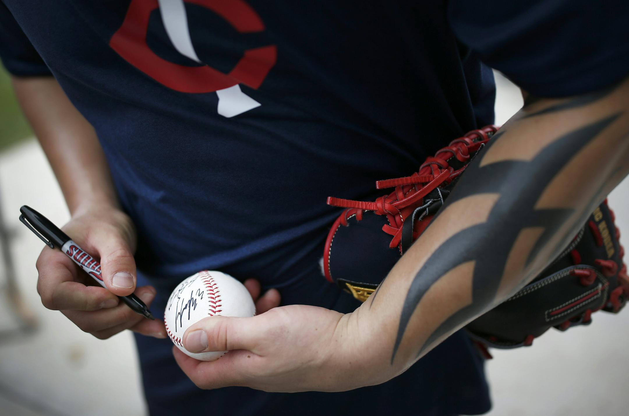 Minnesota Twins Byung-Ho Park signed autographs on Wednesday. ] CARLOS GONZALEZ cgonzalez@startribune.com - February 24, 2016, Fort Myers, FL, CenturyLink Sports Complex, Minnesota Twins Spring Training, MLB, Baseball, first practice for pitchers and catchers
