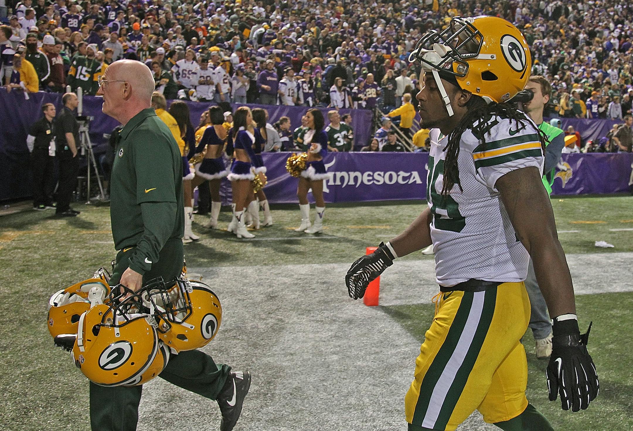The Packers' DuJuan Harris made his way off Mall of America Field after the Vikings' 37-34 victory Sunday.