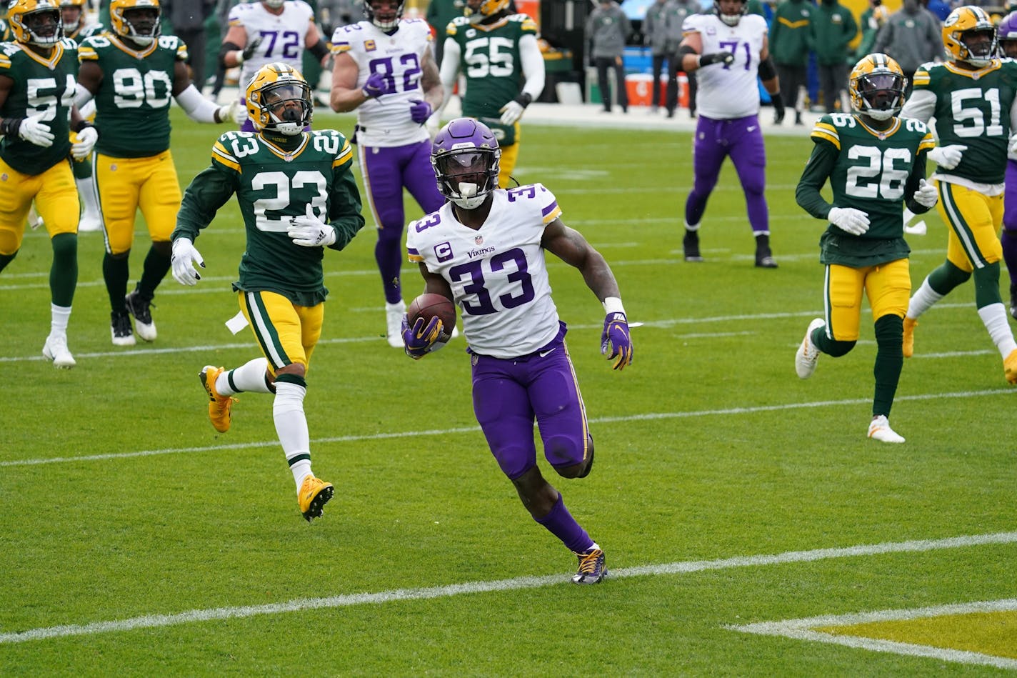 Minnesota Vikings running back Dalvin Cook (33) ran the ball in for a touchdown in the first quarter.