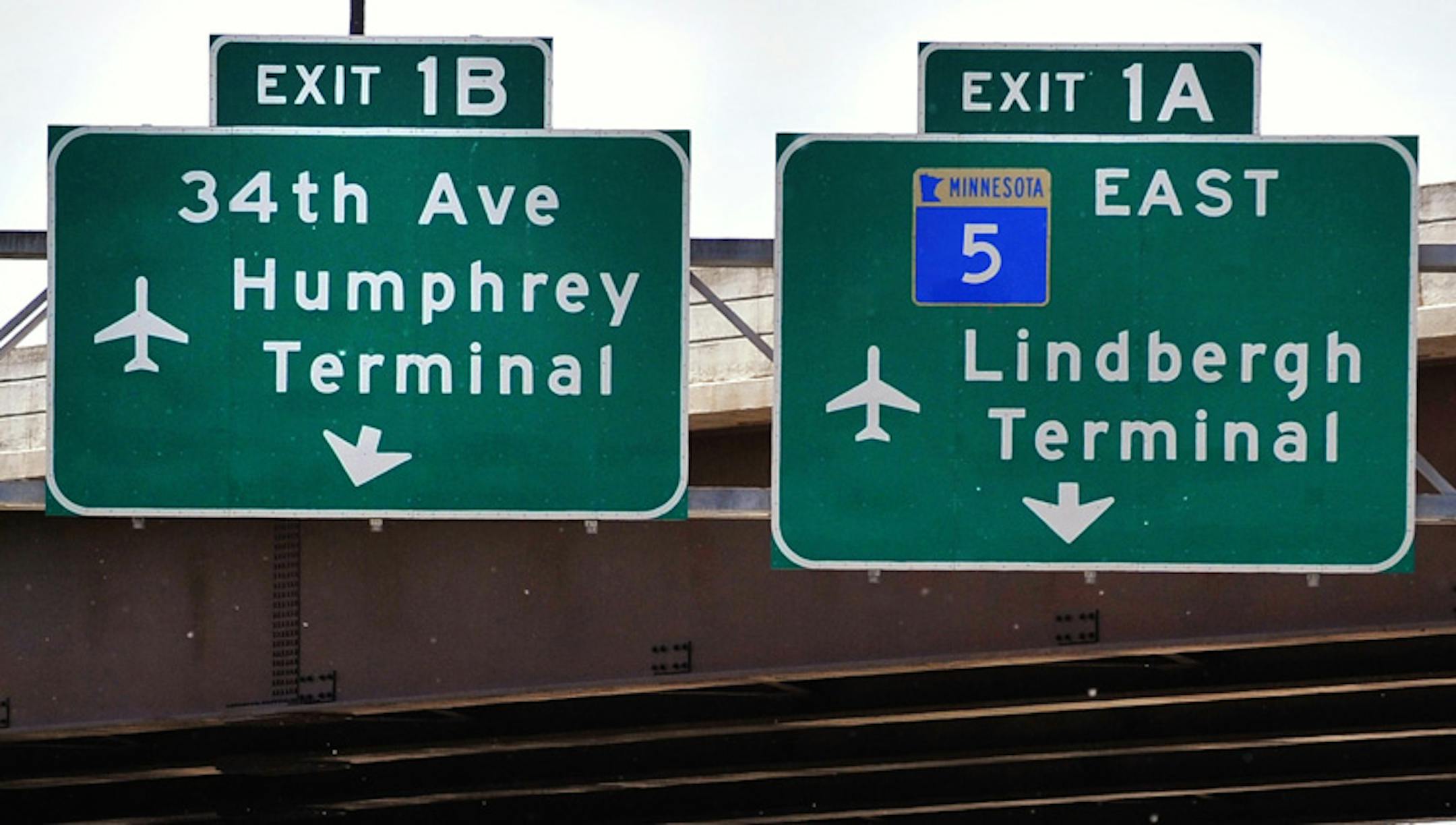 GLEN STUBBE \u2022 gstubbe@startribune.com -- Monday, June 1, 2009 -- Minneapolis, Minn. -- ] Minneapolis St. Paul International Airport is considering new signage and new names - Terminal 1 and Terminal 2 - to help end confusion over which airlines fly out of each of these two terminals. These signs on I-494 guide flyers to the terminals but not specific airlines.