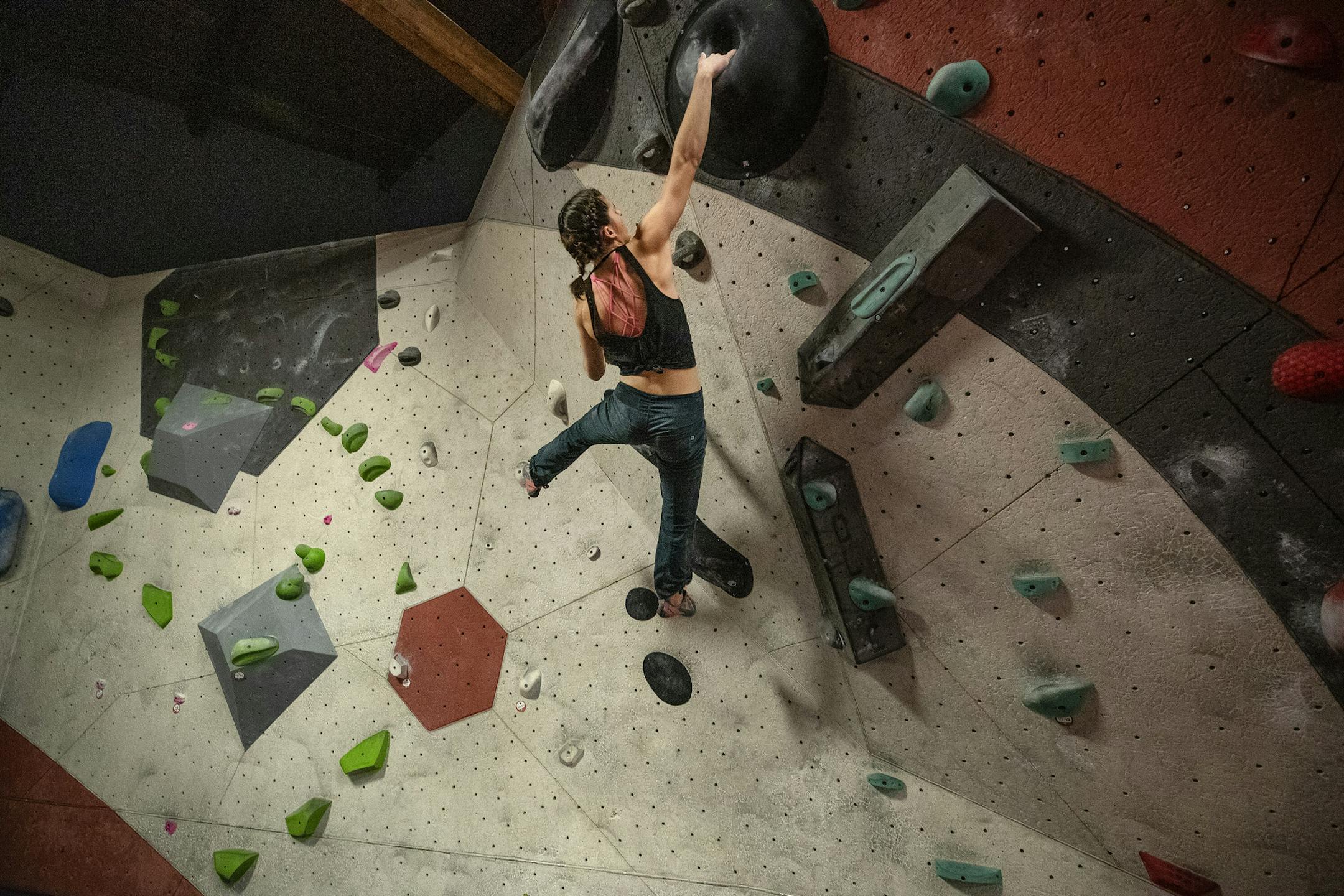 Abigail York, 16, of North St. Paul trained at Vertical Endeavors. York is a standout in a popular indoor climbing scene in the Twin Cities and a star high school pole vaulter. ] CARLOS GONZALEZ • cgonzalez@startribune.com – January 27, 2018, St. Paul Park, MN, Vertical Endeavors, Teenager Abigail York of North St. Paul is a standout in a popular indoor climbing scene in the Twin Cities. She also happens to be a star high school pole vaulter.